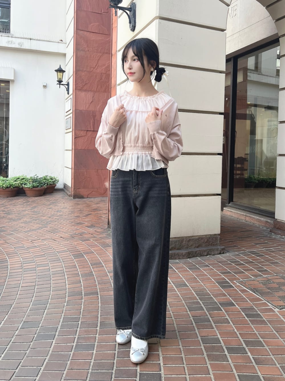 「fint、an another angelus、骨格ウェーブ、ブルべ、夏コーデ、お出かけコーデ、ootd、カジュアル、カジュアルガーリー、シアートップス、オフショル、デニム、デニムパンツ、カーディガン、バレエシューズ」｜「F i.n.tのローウエストバギーデニムパンツ（デニムパンツ、ブラック系）」を使った、F i.n.tさん（骨格ウェーブ・レディース・157cm）の夏コーディネートの1枚目の写真