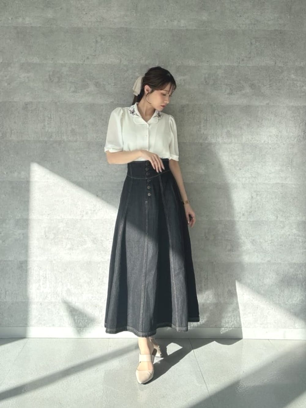 「イエベ春、低身長、デニムコーデ、デニムスカート、花刺繍、リボン」｜「an another angelusの【3サイズ展開】フロント釦デニムフレアースカート（デニムスカート、ブラック系）」を使った、F i.n.tさん（骨格ウェーブ・レディース・150cm）の春コーディネートの1枚目の写真