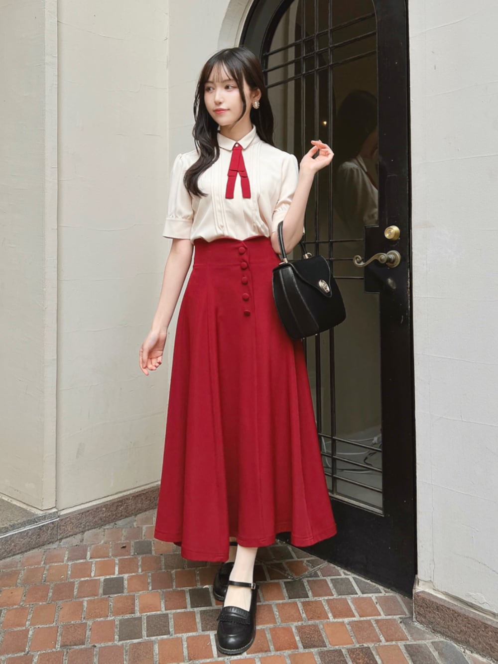 「fint、an another angelus、骨格ウェーブ、骨格ナチュラル、ブルベ、お出かけコーデ、レトロ、春コーデ、ブラウス、リボン、赤、スカート、ハイウエスト、スカラップ、ローファー」｜「F i.n.tのストラップローファー（ローファー、ブラック系）」を使った、F i.n.tさん（骨格ウェーブ・レディース・157cm）の春コーディネートの1枚目の写真