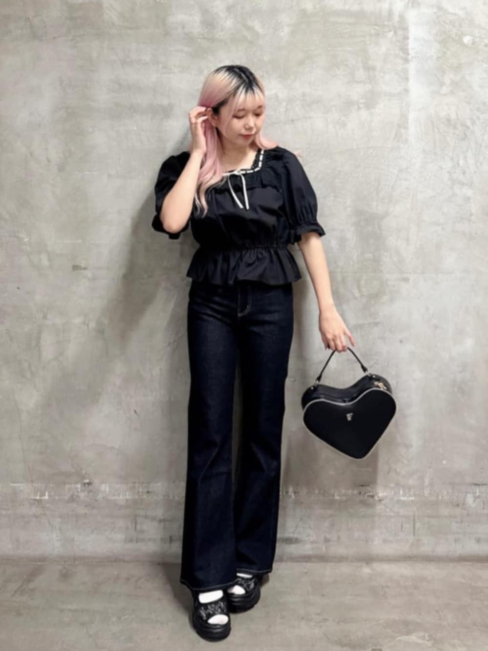 ブラック系のサンダル、ブラック系のハンドバッグ、ブラック系のシャツ/ブラウスを着用したレディースの夏コーディネートの1枚目の写真