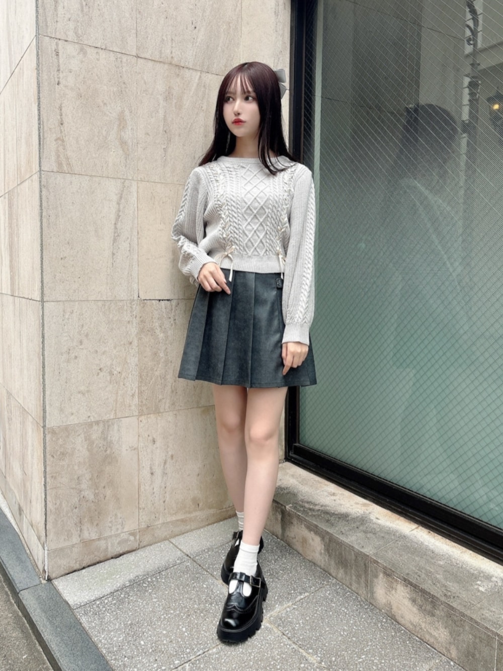 「fint、an another angelus、お出かけコーデ、秋のコーデ、秋冬コーデ、ガーリー、ガーリーコーデ、ニットコーデ、ニット、リボン、レースアップ、レザー、プリーツスカート、グレー、厚底シューズ」｜「F i.n.tのTストラップシューズ（その他シューズ、ブラック系）」を使った、F i.n.tさん（レディース・157cm）の秋コーディネートの1枚目の写真