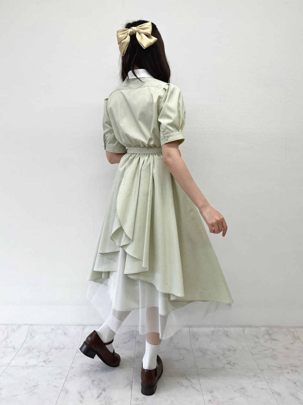 「fint、an another angelus、骨格ウェーブ、骨格ナチュラル、ブルべ、春コーデ、初夏コーデ、ガーリー、ワンピース、ワンピーススタイル、お出かけコーデ、ストライプ、イエロー、バックスタイル、フリル」｜「F i.n.tのストラップローファー（ローファー、ブラウン系）」を使った、F i.n.tさん（骨格ウェーブ・レディース・157cm）の春コーディネートの1枚目の写真