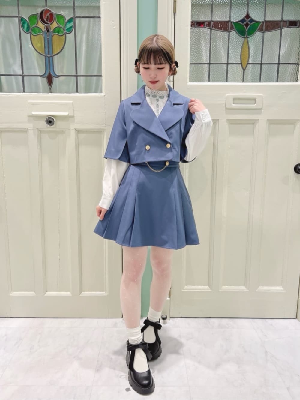「fint、an another angelus、骨格ウェーブ、ブルベ夏、春コーデ、お出かけコーデ、今日のコーデ、セットアップスタイル、セットアップ、ケープ、ジャケット、プリーツスカート、グレー、ブラウス、厚底シューズ」｜「F i.n.tのビッグリボン厚底パンプス（パンプス、ブラック系）」を使った、F i.n.tさん（骨格ウェーブ・レディース・160cm）の春コーディネートの1枚目の写真