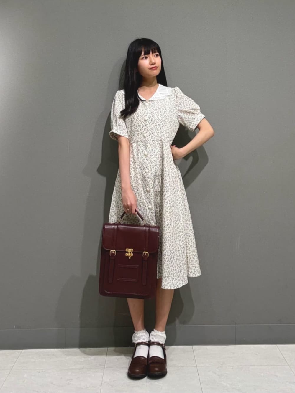 「fint、an another angelus、骨格ナチュラル、イエベ秋、春コーデ、夏コーデ、今日のコーデ、お出かけコーデ、ガーリー、ワンピース、ワンピーススタイル、花柄、花柄ワンピース、ローファー、サッチェルバッグ」｜「F i.n.tのダブルベルト縦型サッチェルバッグ（ハンドバッグ、ブラウン系）」を使った、F i.n.tさん（骨格ナチュラル・レディース・165cm）の春コーディネートの1枚目の写真