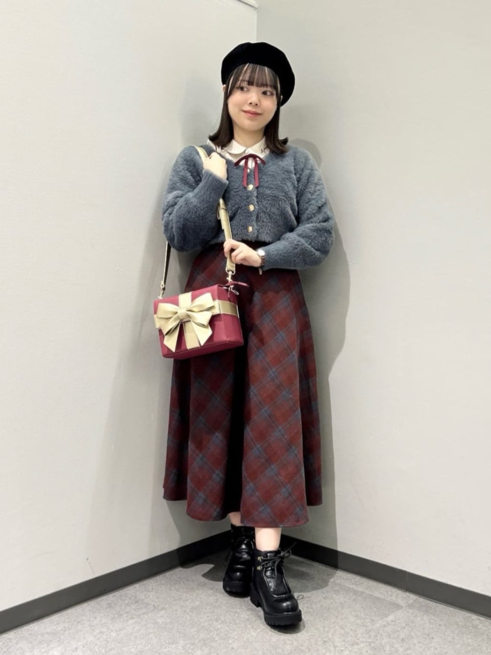 「fint、an another angelus、骨格ウェーブ、イエベ春、低身長、クリスマスに着たい服、シャギーニット、カーディガン、ブラウス、リボン、刺繍、チェック、チェックスカート、ラッフルフリル、チュール」｜「F i.n.tのプチレースアップブーティー（ブーツ、ブラック系）」を使った、F i.n.tさん（レディース・153cm）の冬コーディネートの1枚目の写真