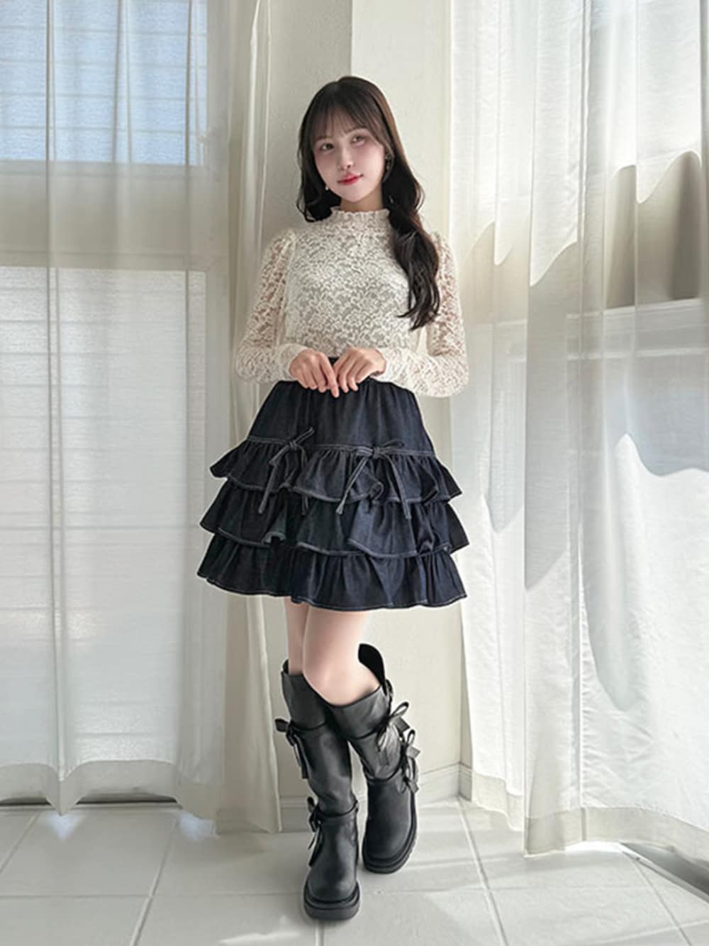 ブルー系のスカート、ホワイト系のTシャツ/カットソー、ホワイト系のタンクトップを着用したレディースの秋コーディネートの1枚目の写真