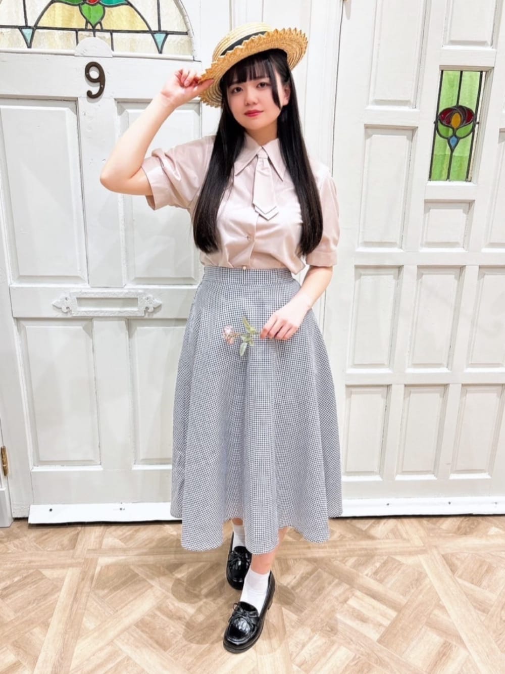 ピンク系のシャツ/ブラウス、ブラック系のスカート、ブラック系のハットを着用したレディースの春コーディネートの1枚目の写真