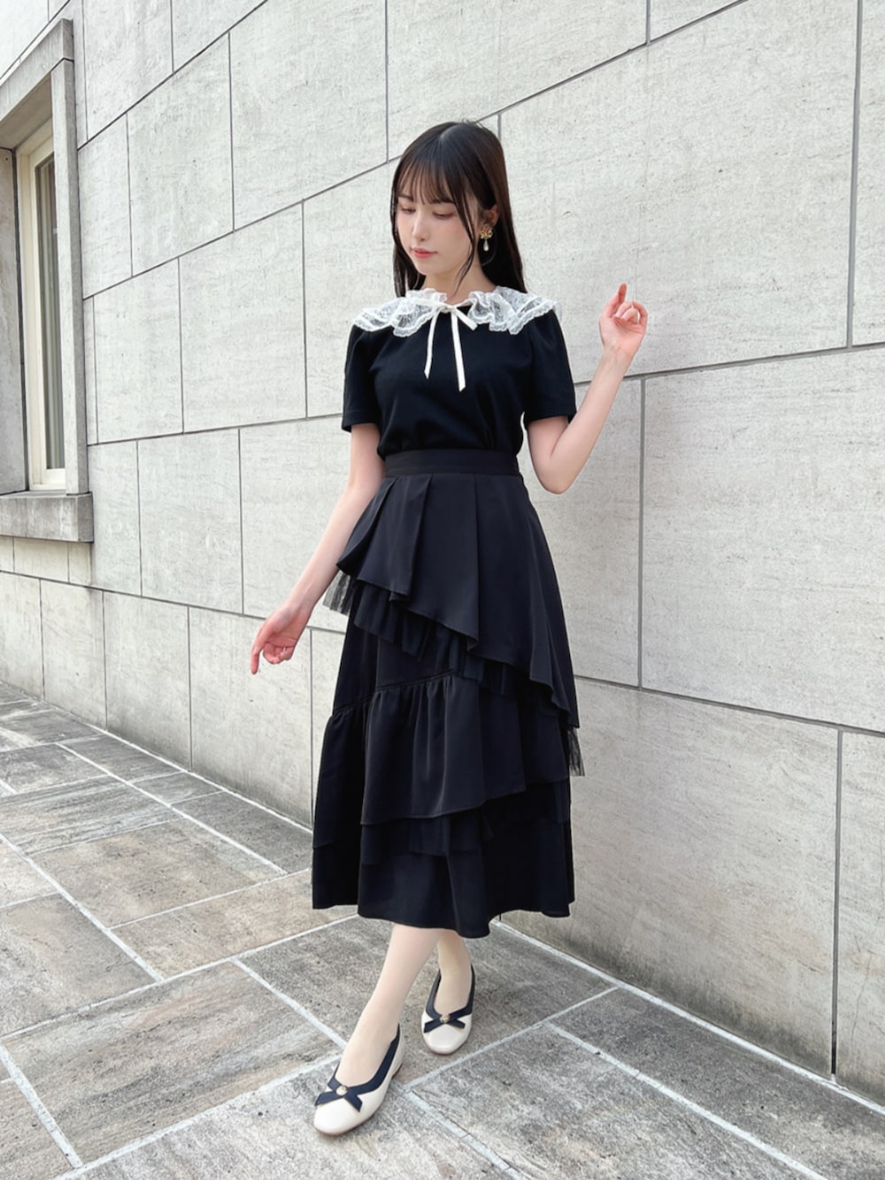 「fint、an another angelus、骨格ウェーブ、骨格ナチュラル、ブルべ、春コーデ、夏コーデ、お出かけコーデ、モノトーンコーデ、モノトーン、Tシャツ、レース、ティアードスカート、ブラック、パンプス」｜「an another angelusのクロスタイデザインパンプス（パンプス、ホワイト系）」を使った、F i.n.tさん（骨格ウェーブ・レディース・157cm）の春コーディネートの1枚目の写真
