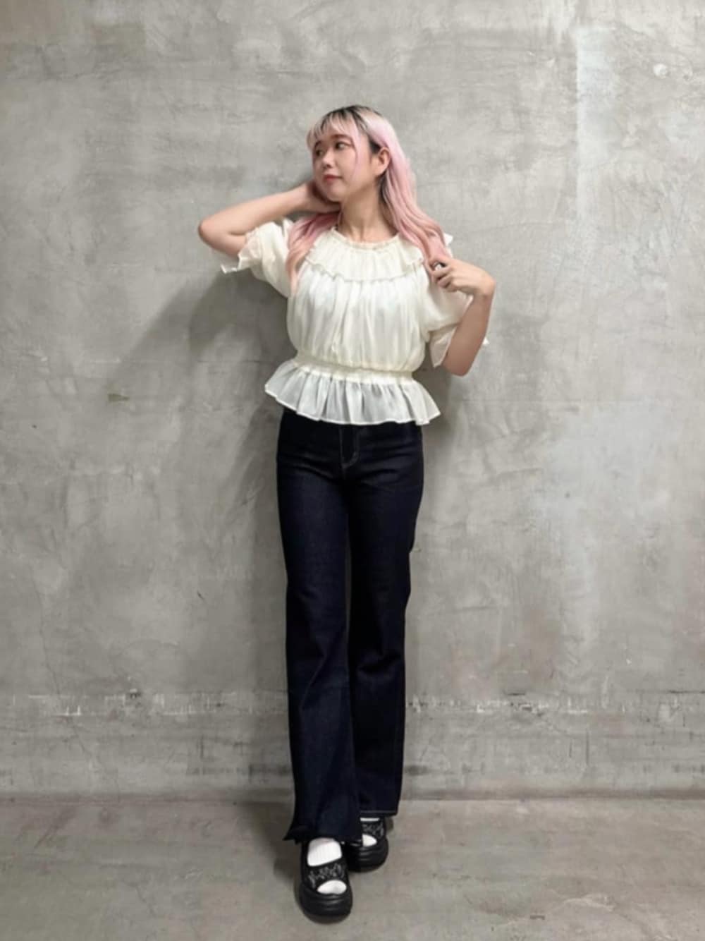 「fint、an another angelus、骨格ストレート、イエベ春、低身長、モノトーンコーデ、モノトーン、夏コーデ、お出かけコーデ、休日スタイル、シアートップス、オフショル、デニム、デニムパンツ、サンダル」｜「F i.n.tのレース使いスニーカーサンダル【LLサイズあり】（サンダル、ブラック系）」を使った、F i.n.tさん（骨格ストレート・レディース・153cm）の夏コーディネートの1枚目の写真