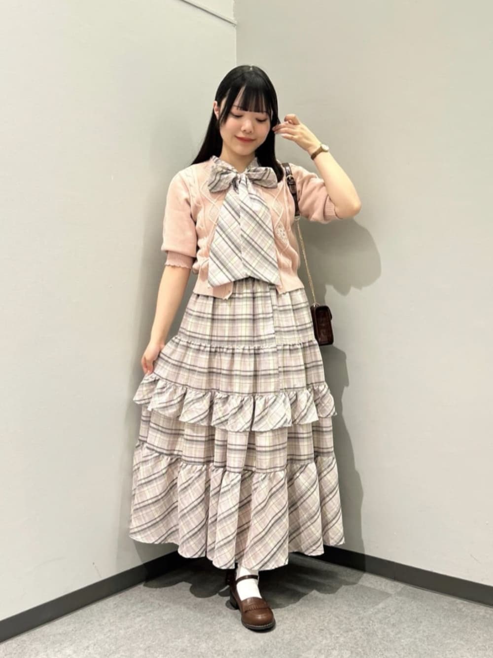 「fint、an another angelus、骨格ウェーブ、イエベ春、低身長、春コーデ、お出かけコーデ、ディズニーコーデ、セットアップ、セットアップスタイル、リボン、ティアードスカート、スカート、チェック、チェックスカート」｜「F i.n.tのストラップローファー（ローファー、ブラウン系）」を使った、F i.n.tさん（骨格ウェーブ・レディース・153cm）の春コーディネートの1枚目の写真