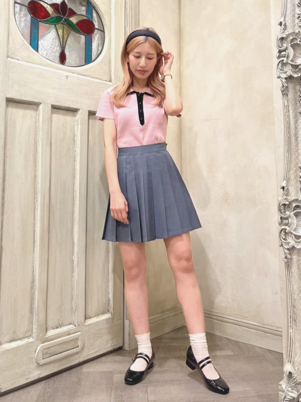 「fint、ananotherangelus、骨格ウェーブ、イエベ春、夏コーデ、おでかけコーデ、韓国ファッション、カチューシャ、ポロシャツ、ニット、ピンク、ミニスカート、プリーツスカート、パンプス」｜「F i.n.tのダブルストラップスクエアトゥパンプス/F&A（パンプス、ブラック系）」を使った、F i.n.tさん（レディース・162cm）の夏コーディネートの1枚目の写真