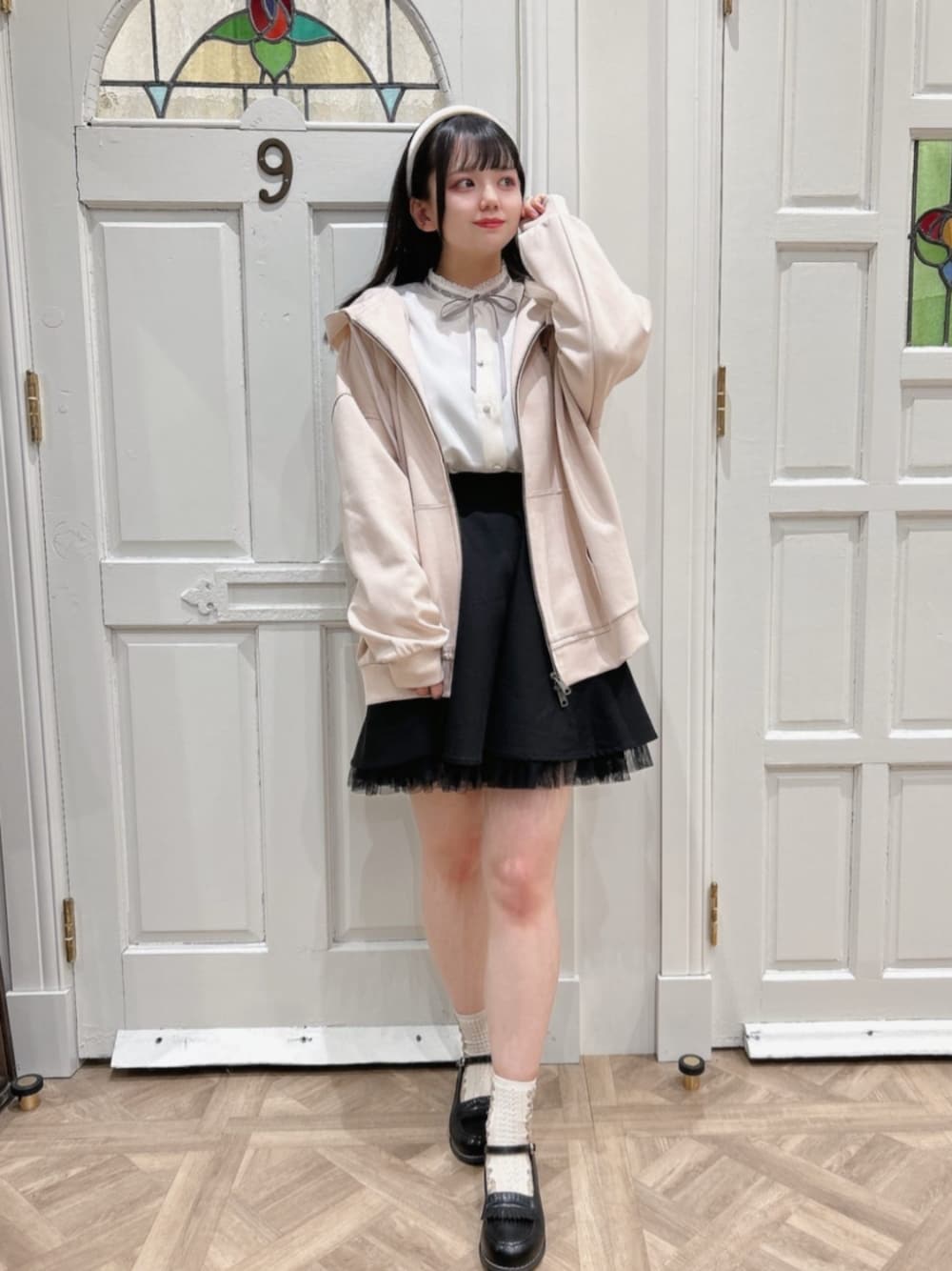 「fint、an another angelus、骨格ストレート、ブルベ冬、ガーリー、スポーティ、お出かけコーデ、パーカーコーデ、パーカー、刺繍、ブラウス、リボン、スカート、チュールスカート、ローファー」｜「F i.n.tのクラシックアソートカチューシャ/F&A（カチューシャ、ホワイト系）」を使った、F i.n.tさん（骨格ストレート・レディース・156cm）の冬コーディネートの1枚目の写真