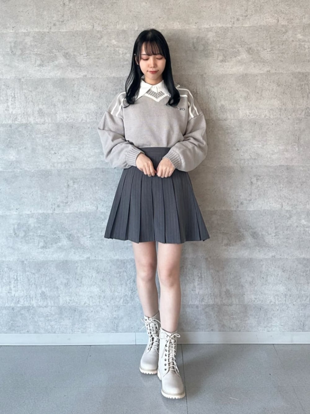 「fint、an another angelus、骨格ウェーブ、ブルベ冬、モノトーン、モノトーンコーデ、カジュアル、ニット、ニットコーデ、刺繍、ブラウス、レイヤードスタイル、プリーツスカート、ミニスカート、エンジニアブーツ」｜「F i.n.tのレジメストライププリーツミニスカート（スカート、グレー系）」を使った、F i.n.tさん（骨格ウェーブ・レディース・156cm）の冬コーディネートの1枚目の写真
