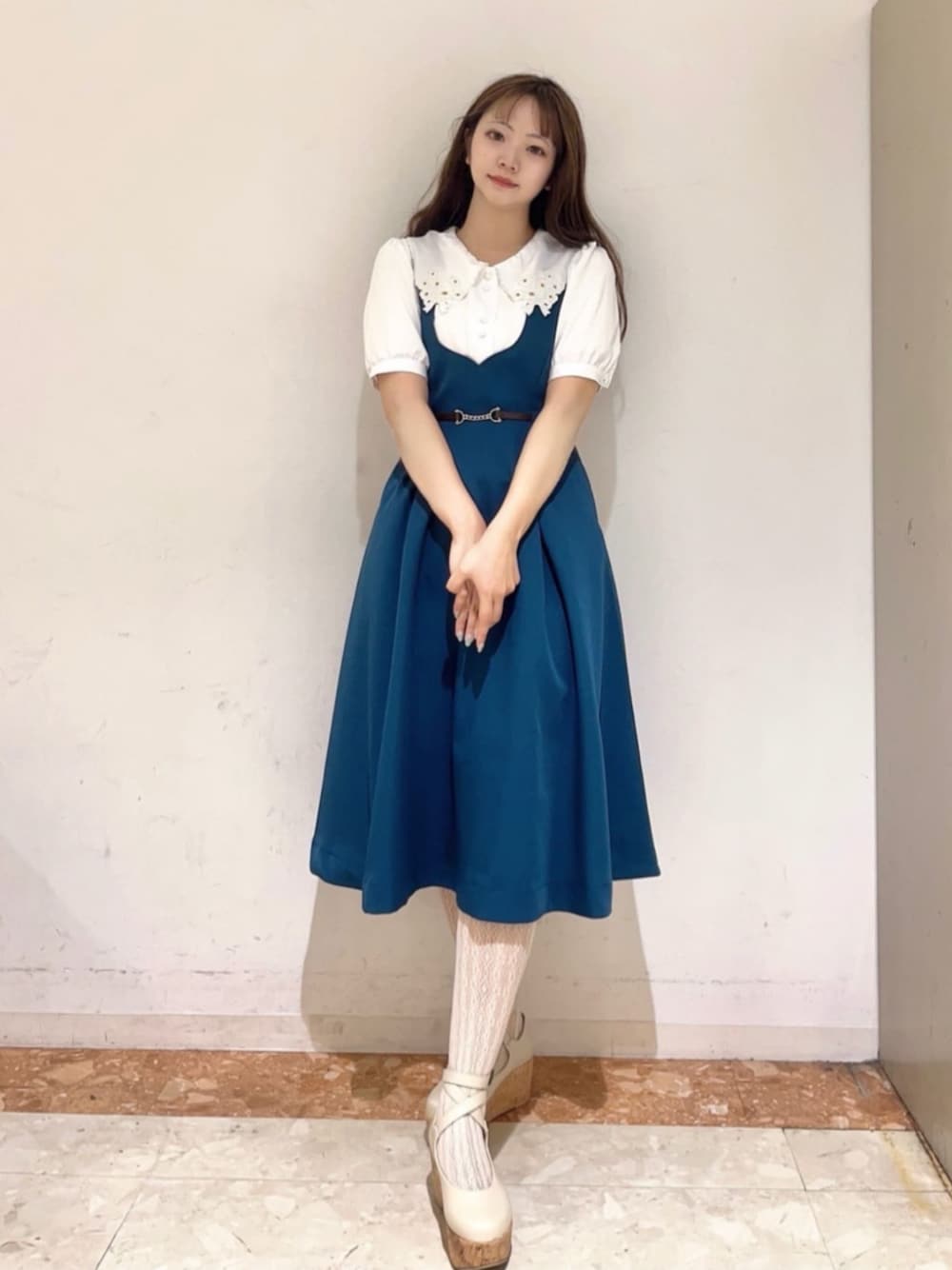 「fint、an another angelus、骨格ウェーブ、イエベ春、春コーデ、夏コーデ、お出かけコーデ、ootd、レトロ、ガーリー、ブラウス、刺繍、ジャンパースカート、ジャンスカ、厚底シューズ」｜「F i.n.tのチェーンビット使いディープＶネックジャンパースカート（ジャンパースカート、ブルー系）」を使った、F i.n.tさん（骨格ウェーブ・レディース・159cm）の夏コーディネートの1枚目の写真