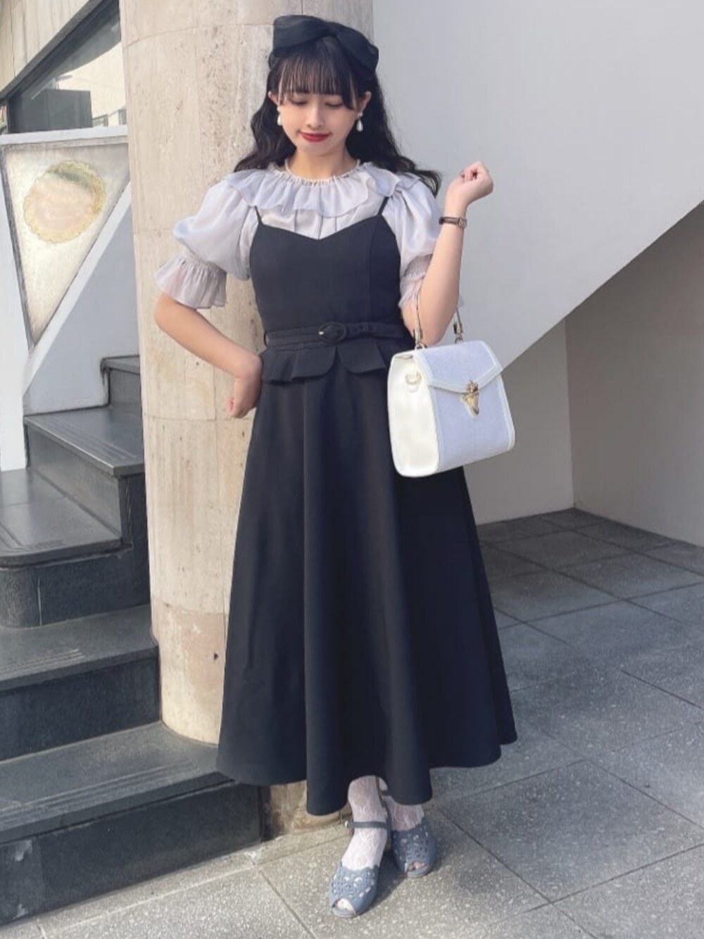 「an another angelus、150cm~159cm、骨格ストレート、ブルベ冬、キャミワンピース、サンダル、お出かけコーデ、休日スタイル、ぺプラム、オフショルブラウス、シアートップス、クラシカル、フェミニン」｜「an another angelusのフロント金具使いフェイクラフィアバッグ（ハンドバッグ、ホワイト系）」を使った、F i.n.tさん（レディース・157cm）の春コーディネートの1枚目の写真