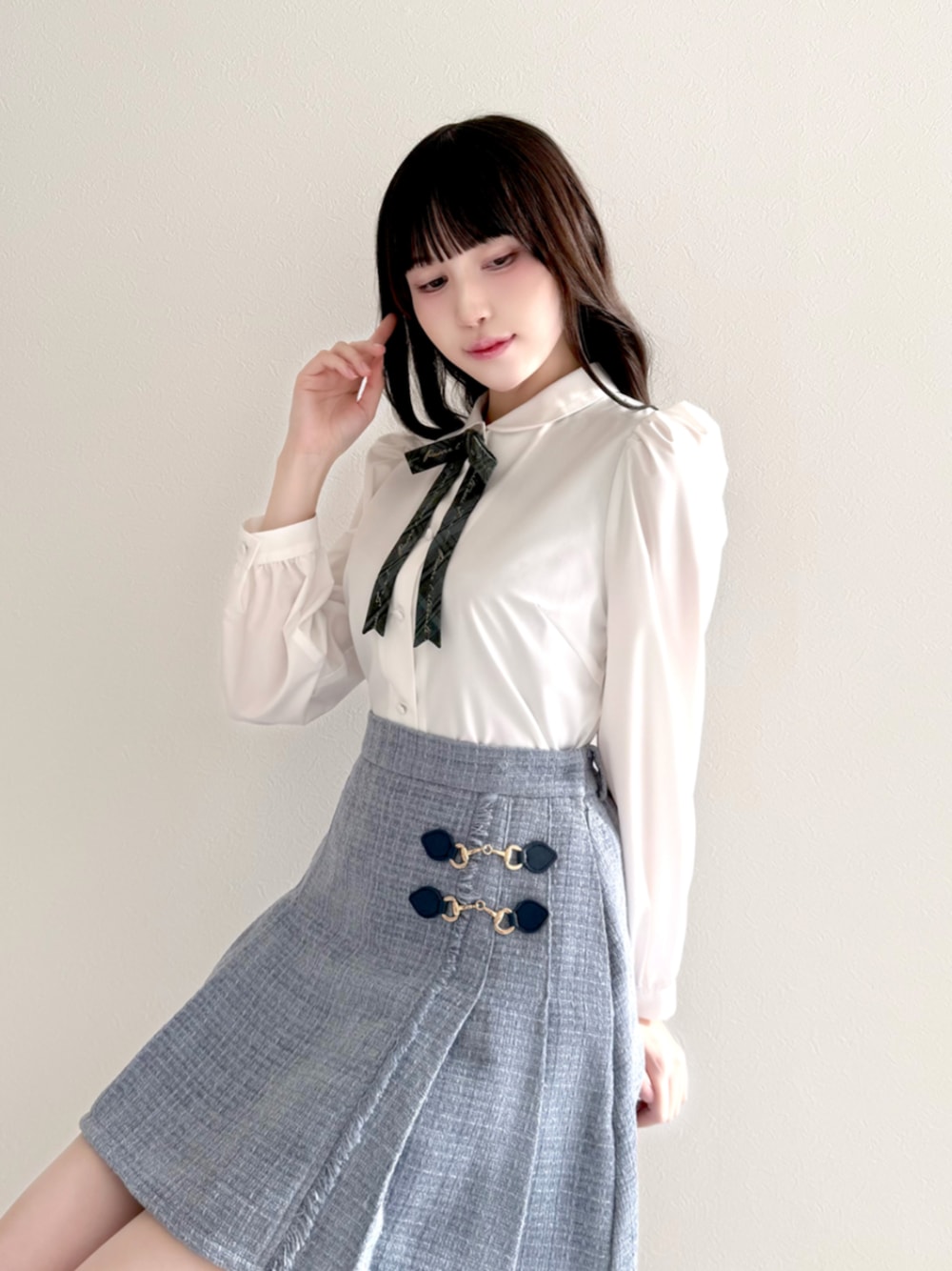 ブラック系のバレエシューズ、グレー系のスカート、ホワイト系のシャツ/ブラウスを着用したレディースの冬コーディネートの1枚目の写真