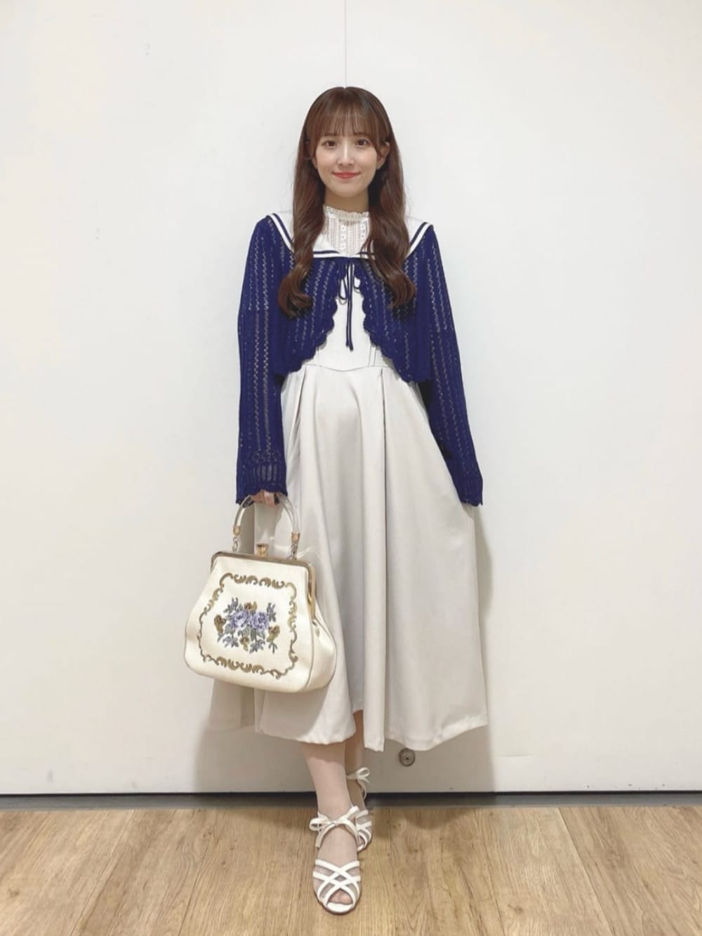 ホワイト系のサンダル、ホワイト系のTシャツ/カットソー、ホワイト系のジャンパースカートを着用したレディースの夏コーディネートの1枚目の写真