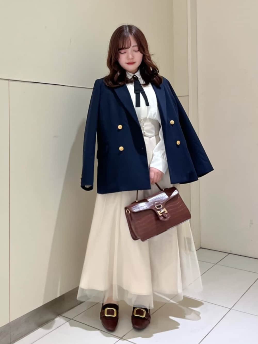 「fint、an another angelus、骨格ウェーブ、ブルベ夏、イエベ春、低身長、大人コーデ、大人女子、ジャケットスタイル、ジャケット、ブラウス、リボン、チュールスカート、ハンドバッグ、フラットシューズ」｜「an another angelusのベルトフラップハンドバッグ（ハンドバッグ、イエロー系）」を使った、F i.n.tさん（骨格ウェーブ・レディース・149cm）の冬コーディネートの1枚目の写真
