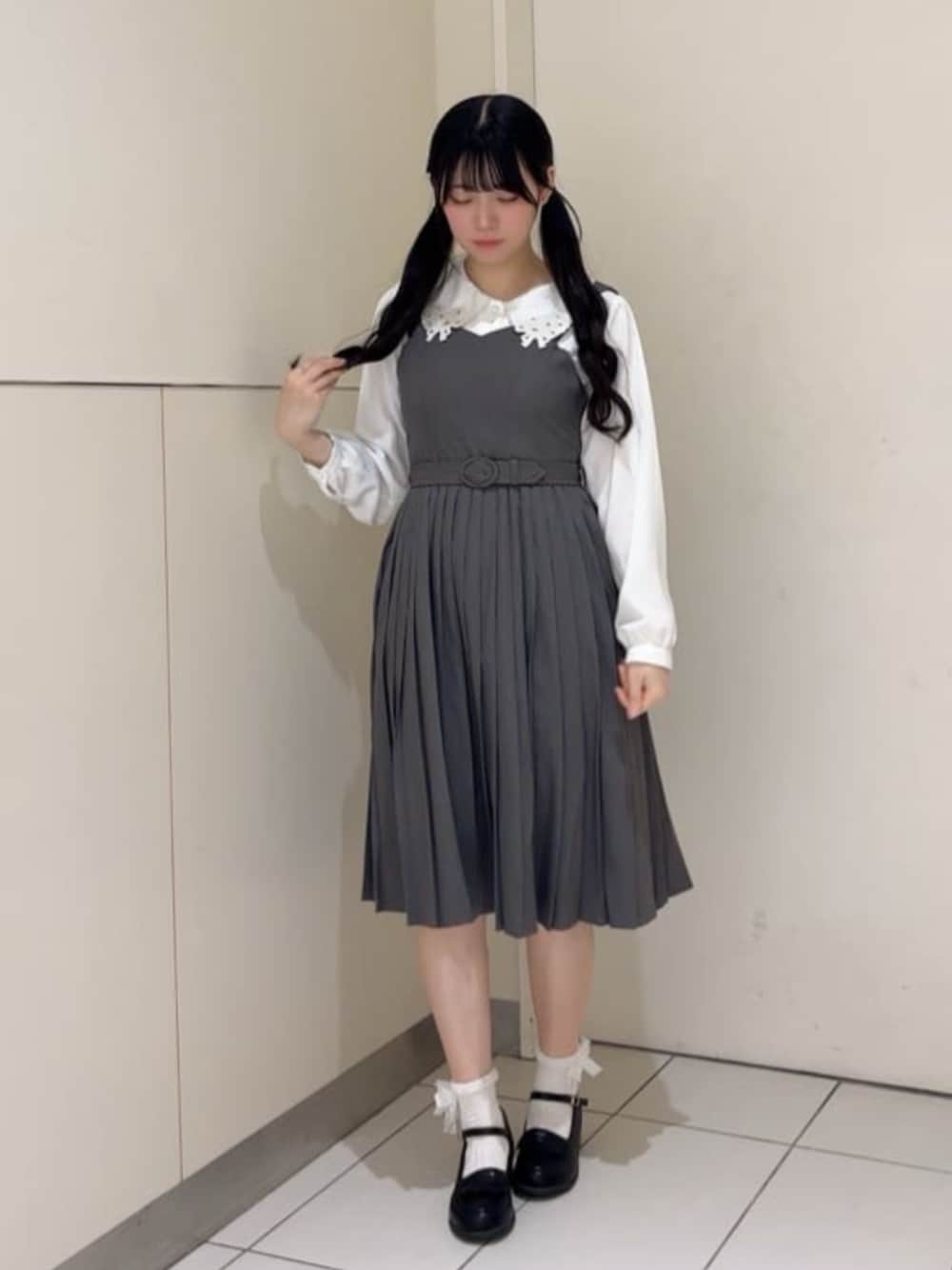 「fint、an another angelus、骨格ウェーブ、ブルベ夏、お出かけコーデ、ガーリー、春コーデ、ガーリーコーデ、ブラウス、ビッグカラー、刺繍、ジャンパースカート、ジャンスカ、プリーツスカート、ローファー」｜「F i.n.tのベルト付きプリーツジャンパースカート（ジャンパースカート、グレー系）」を使った、F i.n.tさん（骨格ウェーブ・レディース・160cm）の冬コーディネートの1枚目の写真