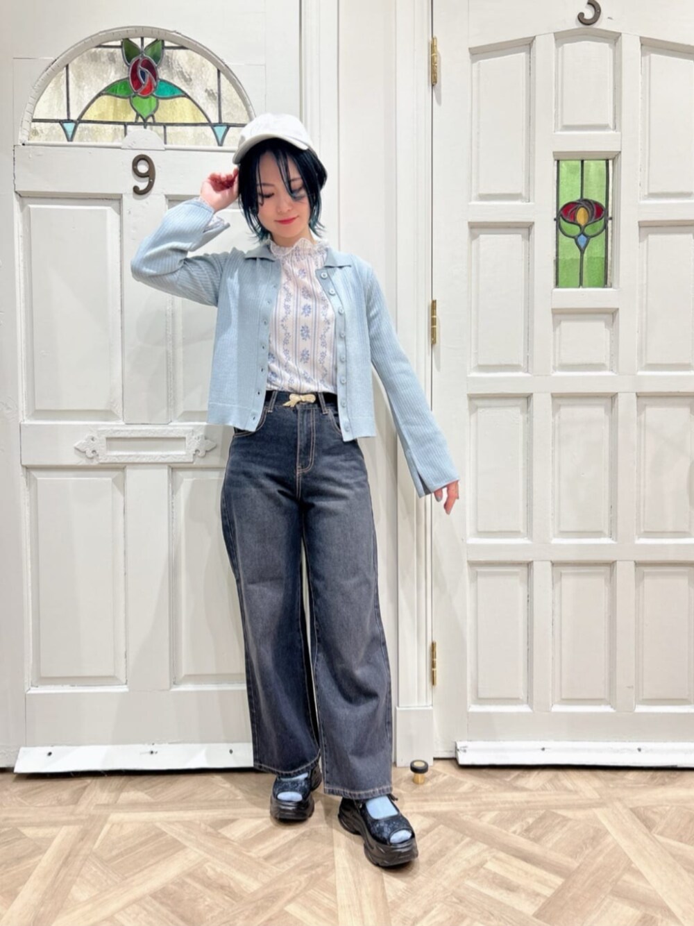 ブルー系のTシャツ/カットソー、ブルー系のカーディガン/ボレロ、ブラック系のスニーカーを着用したレディースの春コーディネートの1枚目の写真