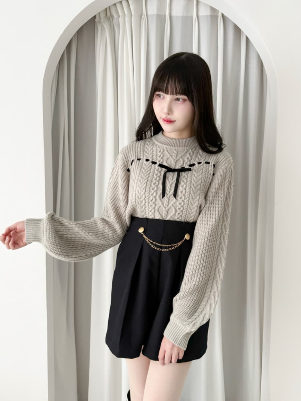 ブラック系のブーツ、ブラック系のその他パンツ、グレー系のニット/セーターを着用したレディースの秋コーディネートの1枚目の写真