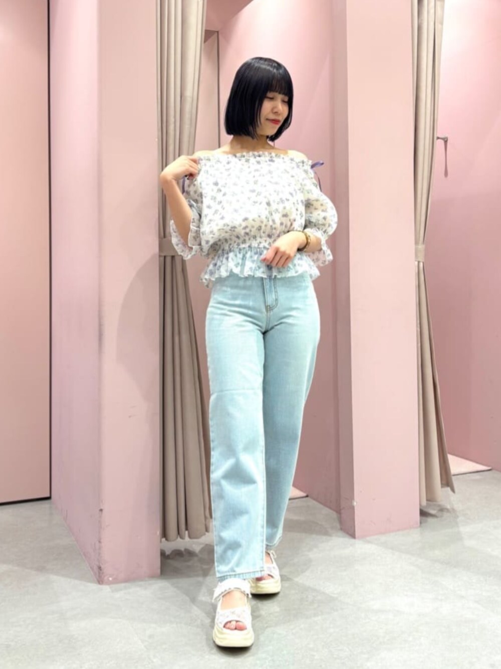 ブルー系のデニムパンツ、ホワイト系のサンダル、パープル系のシャツ/ブラウスを着用したレディースの春コーディネートの1枚目の写真