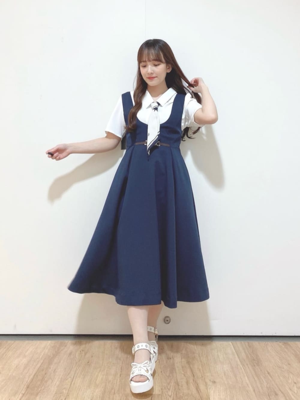 ホワイト系のシャツ/ブラウス、ブルー系のジャンパースカート、ホワイト系のサンダルを着用したレディースの夏コーディネートの1枚目の写真