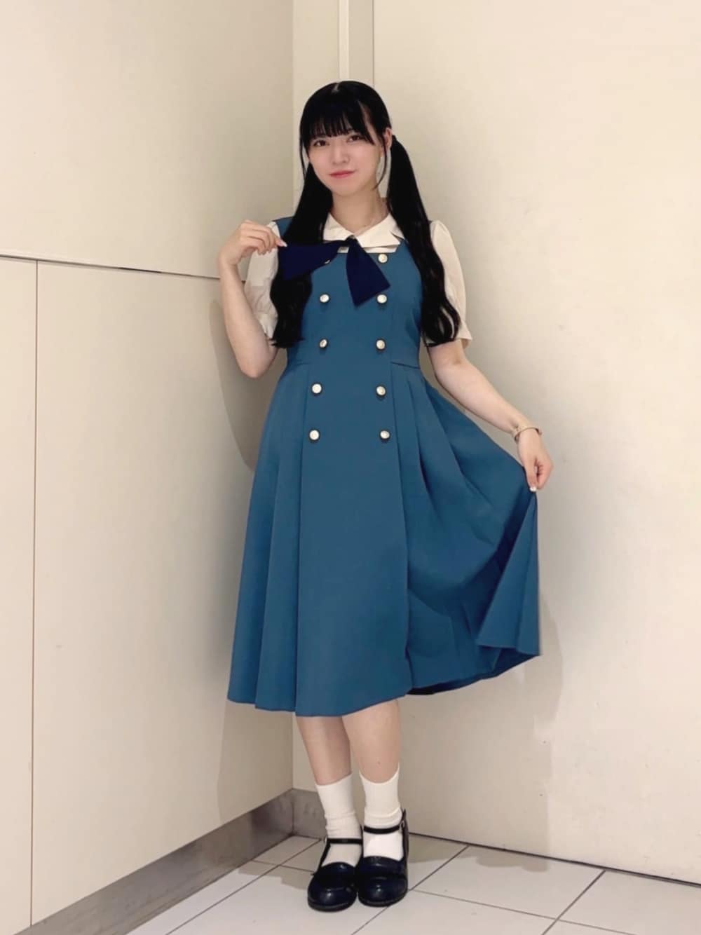 ブラック系のローファー、ブルー系のジャンパースカート、ブルー系のセットアップを着用したレディースの秋コーディネートの1枚目の写真