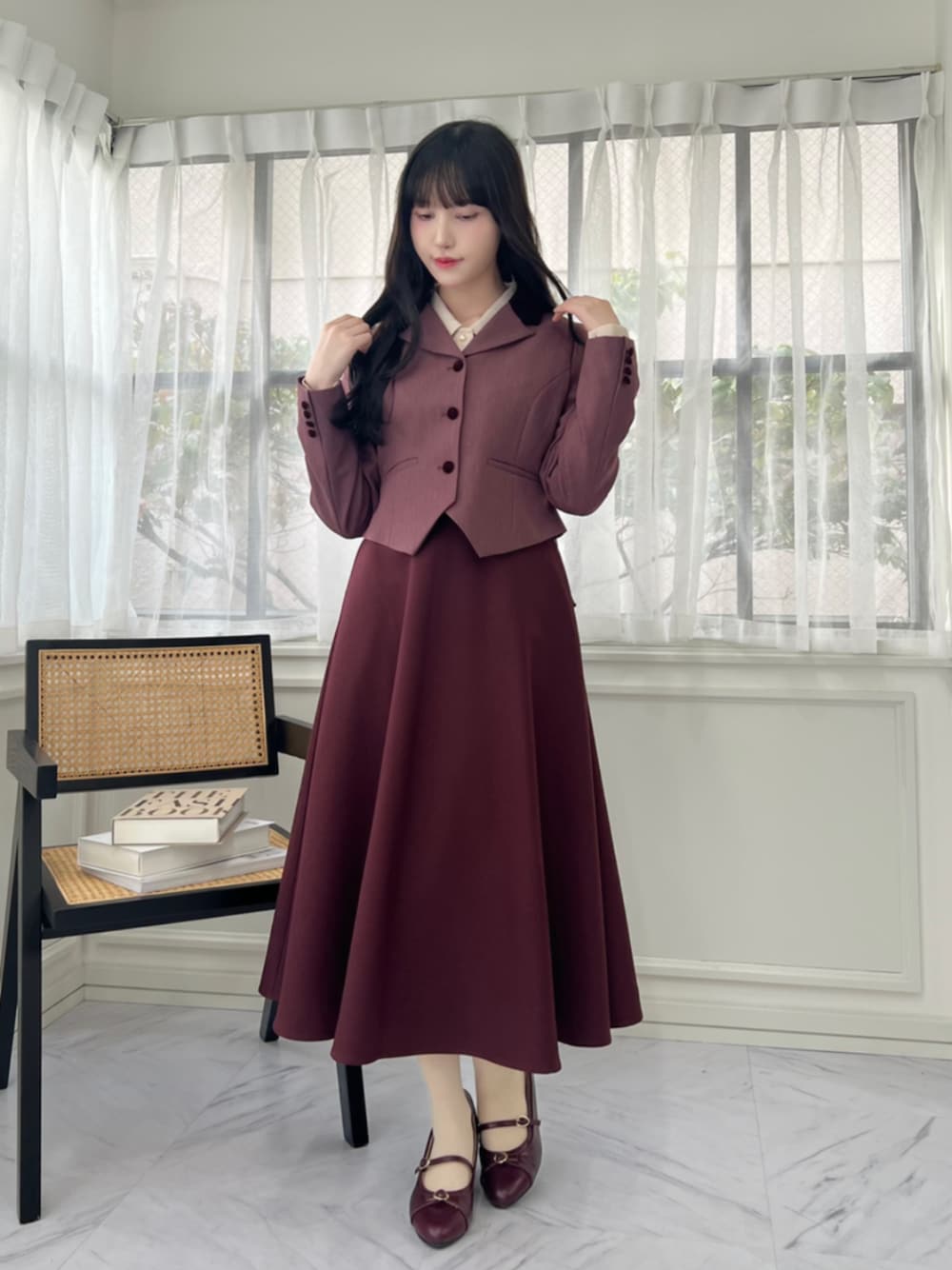 レッド系のパンプス、レッド系のテーラードジャケット、レッド系のスカートを着用したレディースの秋コーディネートの1枚目の写真