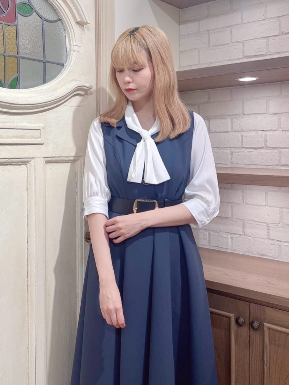 ブラック系のパンプス、グレー系のワンピース、ホワイト系のシャツ/ブラウスを着用したレディースの夏コーディネートの1枚目の写真