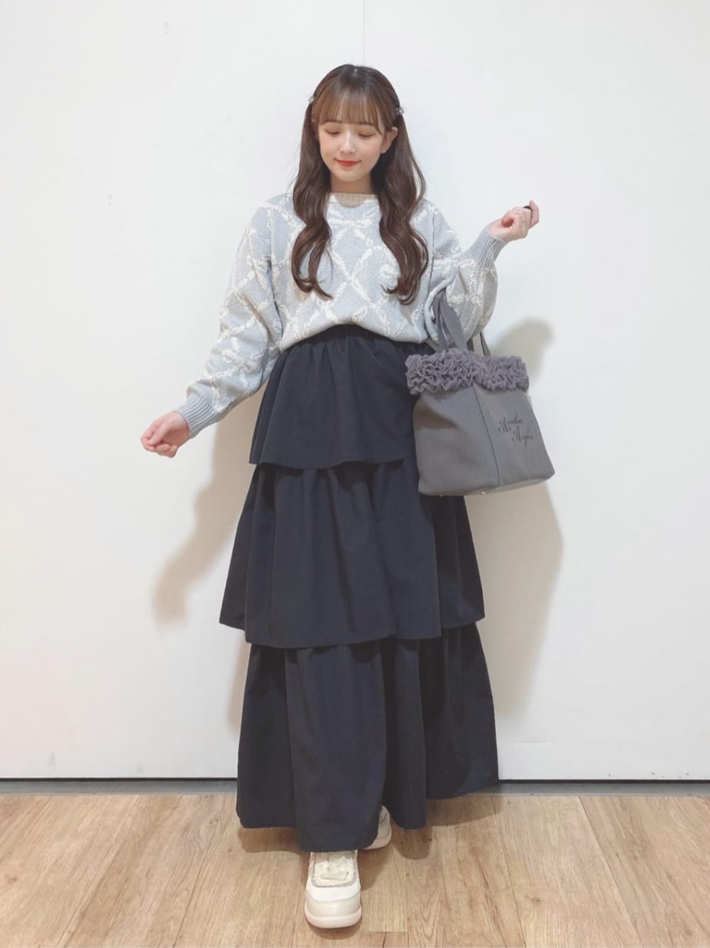 「fint、an another angelus、骨格ウェーブ、イエベ春、低身長、低身長コーデ、秋冬コーデ、秋コーデ、ガーリー、スニーカーコーデ、ニット、ニットコーデ、リボン、ティアードスカート、スニーカー」｜「F i.n.tのレース使いローテクスニーカー（スニーカー、ホワイト系）」を使った、F i.n.tさん（レディース・150cm）の秋コーディネートの1枚目の写真
