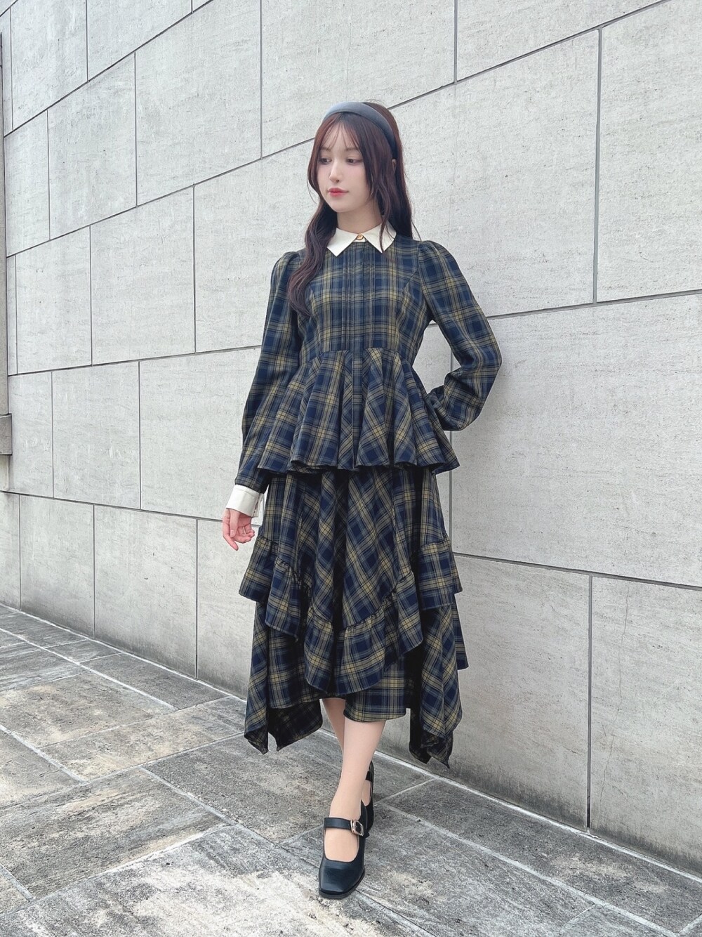「fint、an another angelus、クラシカル、セットアップスタイル、お出かけコーデ、セットアップ、チェック、ブラウス、クレリックシャツ、ぺプラムトップス、ランダムヘム、ティアードスカート、パンプス」｜「an another angelusのワンストラップスクエアトゥパンプス（パンプス、ブラック系）」を使った、F i.n.tさん（レディース・157cm）の秋コーディネートの1枚目の写真