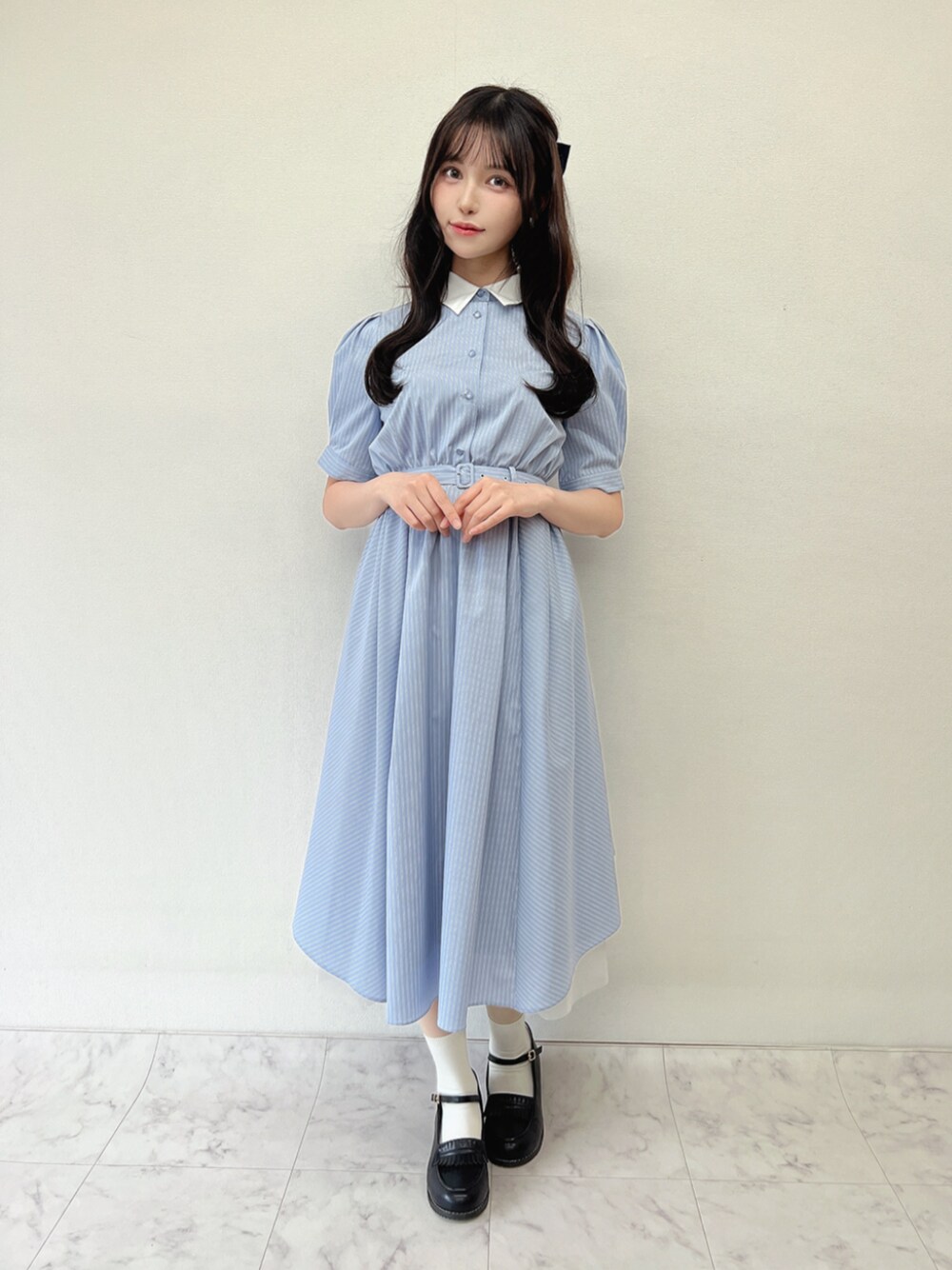 ブラック系のローファー、ブルー系のシャツワンピース、ブルー系のバレッタ/ヘアクリップを着用したレディースの春コーディネートの1枚目の写真