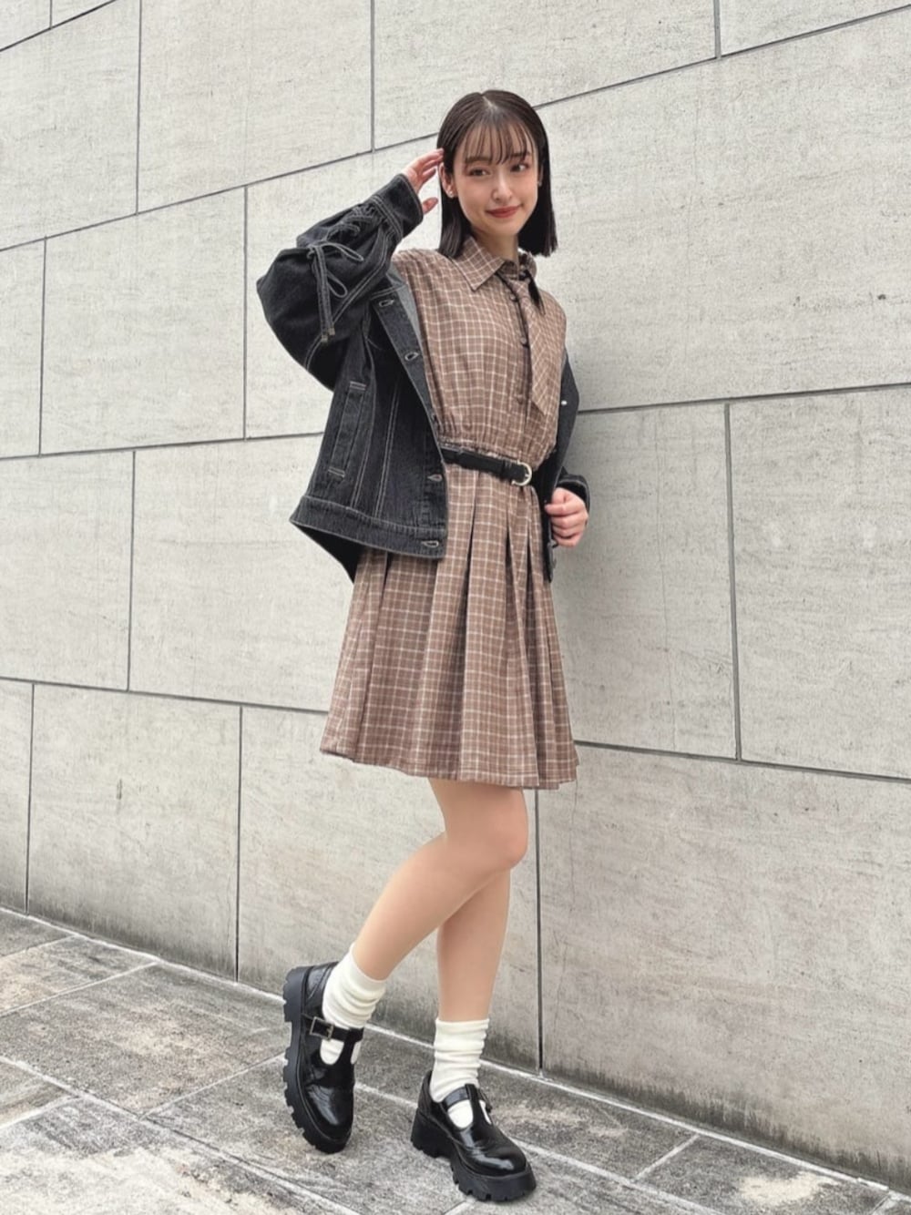 「fint、an another angelus、骨格ウェーブ、イエベ春、秋コーデ、ワンピーススタイル、Gジャン、デニム、オーバーサイズ、ワンピース、シャツワンピース、チェック、ブラウン、ベージュ、厚底シューズ」｜「F i.n.tのネクタイ付きチェックシャツワンピース（シャツワンピース、ベージュ系）」を使った、F i.n.tさん（レディース・165cm）の秋コーディネートの1枚目の写真