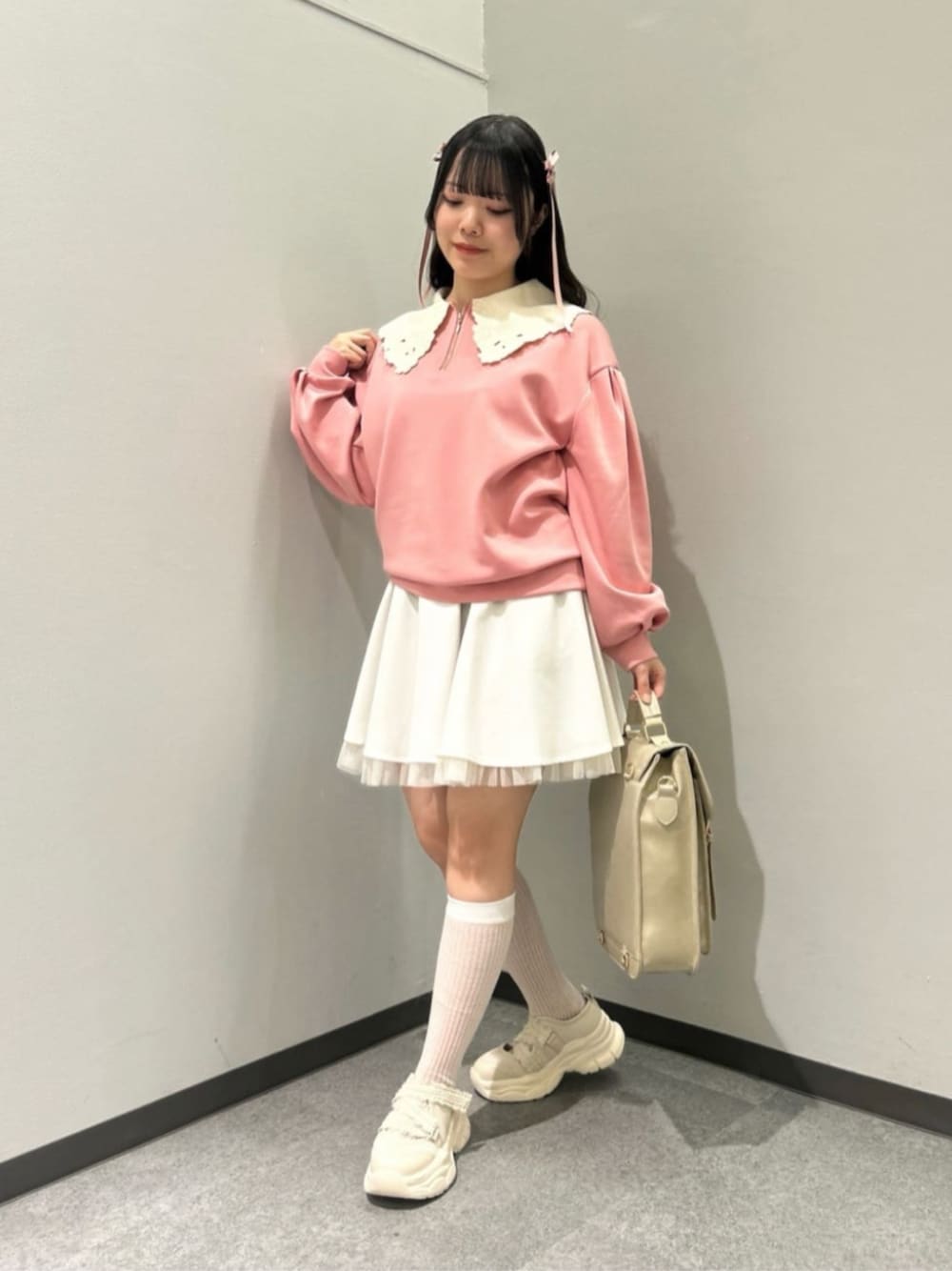 「fint、an another angelus、骨格ウェーブ、イエベ春、低身長、春服コーデ、カジュアルガーリー、春コーデ、スウェット、ビッグカラー、刺繍、ミニスカート、レイヤードスタイル、サッチェルバッグ、厚底シューズ」｜「F i.n.tの裾チュールサーキュラーミニスカート（スカート、ホワイト系）」を使った、F i.n.tさん（骨格ウェーブ・レディース・153cm）の冬コーディネートの1枚目の写真