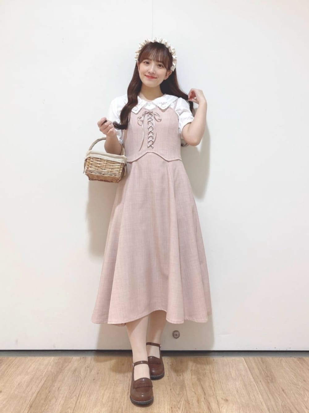 「fint、an another angelus、骨格ウェーブ、イエベ春、低身長、春コーデ、夏コーデ、お出かけコーデ、ディズニーコーデ、ガーリー、ワンピーススタイル、レースアップ、刺繍、ブラウス、ローファー」｜「F i.n.tのストラップローファー（ローファー、ブラウン系）」を使った、F i.n.tさん（骨格ウェーブ・レディース・150cm）の春コーディネートの1枚目の写真
