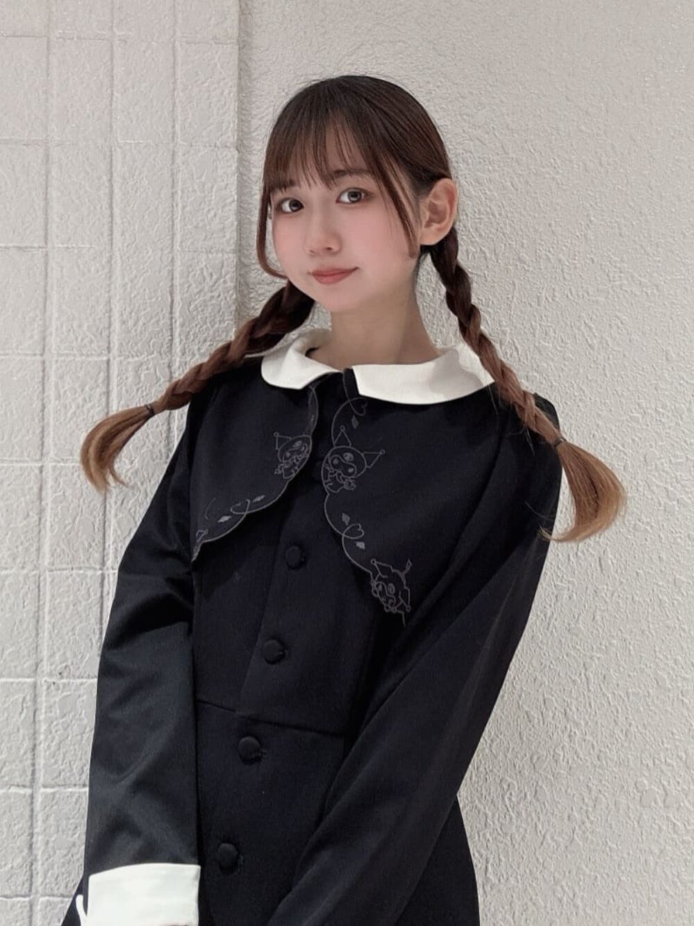 ブラック系のパンプス、ブラック系のワンピース、ホワイト系のハンチング/ベレー帽を着用したレディースの冬コーディネートの1枚目の写真