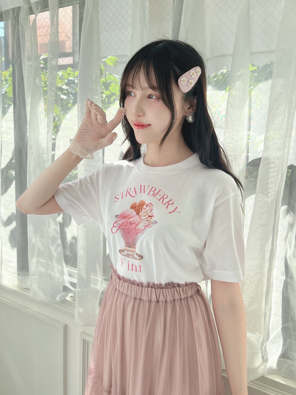 ベージュ系のパンプス、ピンク系のスカート、ホワイト系のTシャツ/カットソーを着用したレディースの夏コーディネートの1枚目の写真