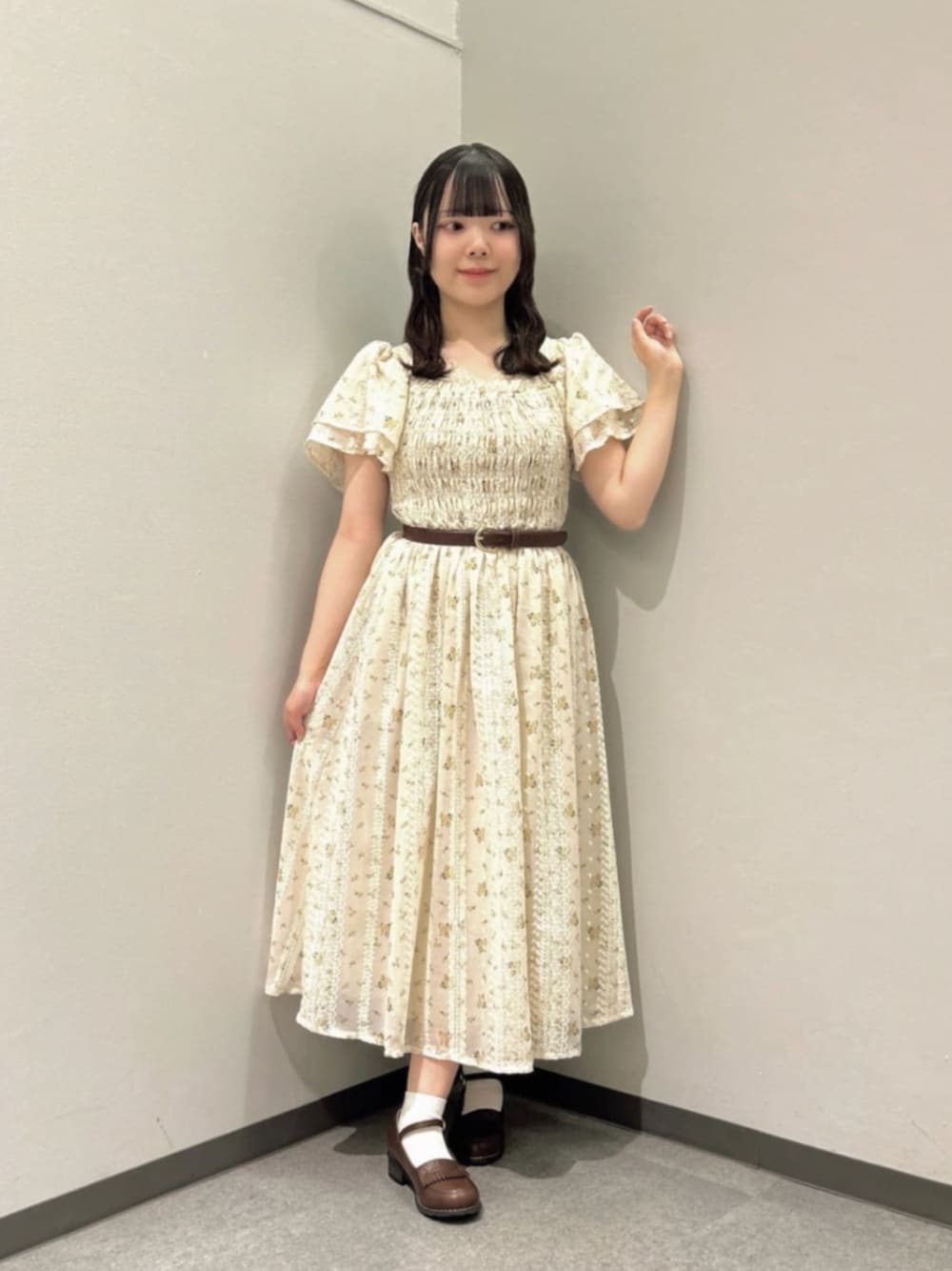 ブラウン系のローファー、イエロー系のワンピースを着用したレディースの夏コーディネートの1枚目の写真