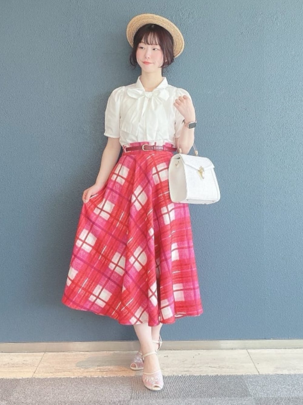「ガーリー、160cm~169㎝、チェックスカート、an3 Limited、レトロ、イエベ春、サンダル、ブラウス、リボンブラウス、ボウタイブラウス、春夏コーデ、休日スタイル、半袖ブラウス」｜「an another angelusのフロント金具使いフェイクラフィアバッグ（ハンドバッグ、ホワイト系）」を使った、F i.n.tさん（レディース・160cm）の春コーディネートの1枚目の写真