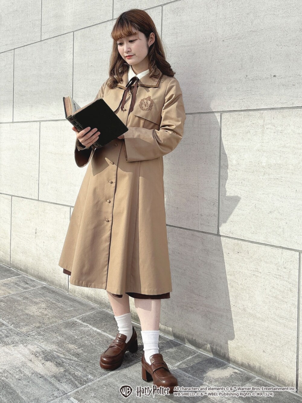 「fint、an another angelus、イエベ春、骨格ウェーブ、テーマパークコーデ、ハリーポッター、ハッフルパフ、プレッピー、ワンピース、ワンピーススタイル、刺繍、ブラウス、リボン、スカート、ローファー」｜「F i.n.tのレトロヒールローファー（ローファー、ブラウン系）」を使った、F i.n.tさん（レディース・158cm）の冬コーディネートの1枚目の写真