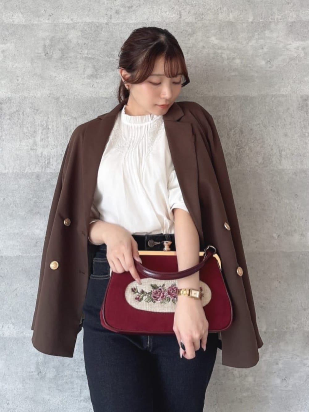 ブラック系のパンプス、ホワイト系のシャツ/ブラウス、レッド系のハンドバッグを着用したレディースの秋コーディネートの1枚目の写真