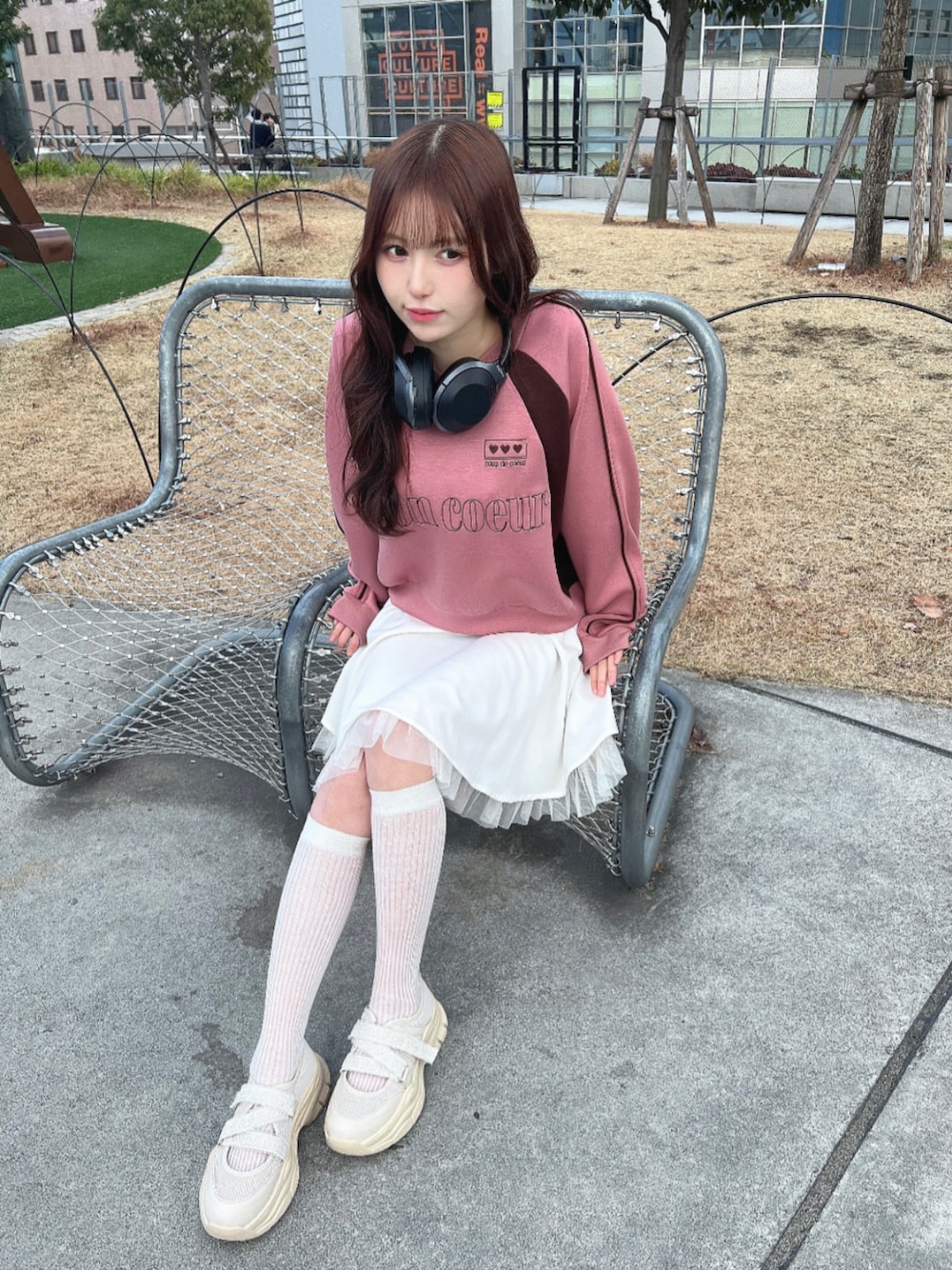 「fint、an another angelus、骨格ウェーブ、骨格ナチュラル、ブルベ、ゲームシャツ、スウェット、トレーナー、ミニスカート、フリル、チュール、レイヤード風、カジュアルガーリー、カジュアル、ベルクロ」｜「F i.n.tのゲームシャツスウェット（スウェット、ピンク系）」を使った、F i.n.tさん（骨格ウェーブ・レディース・157cm）の冬コーディネートの1枚目の写真