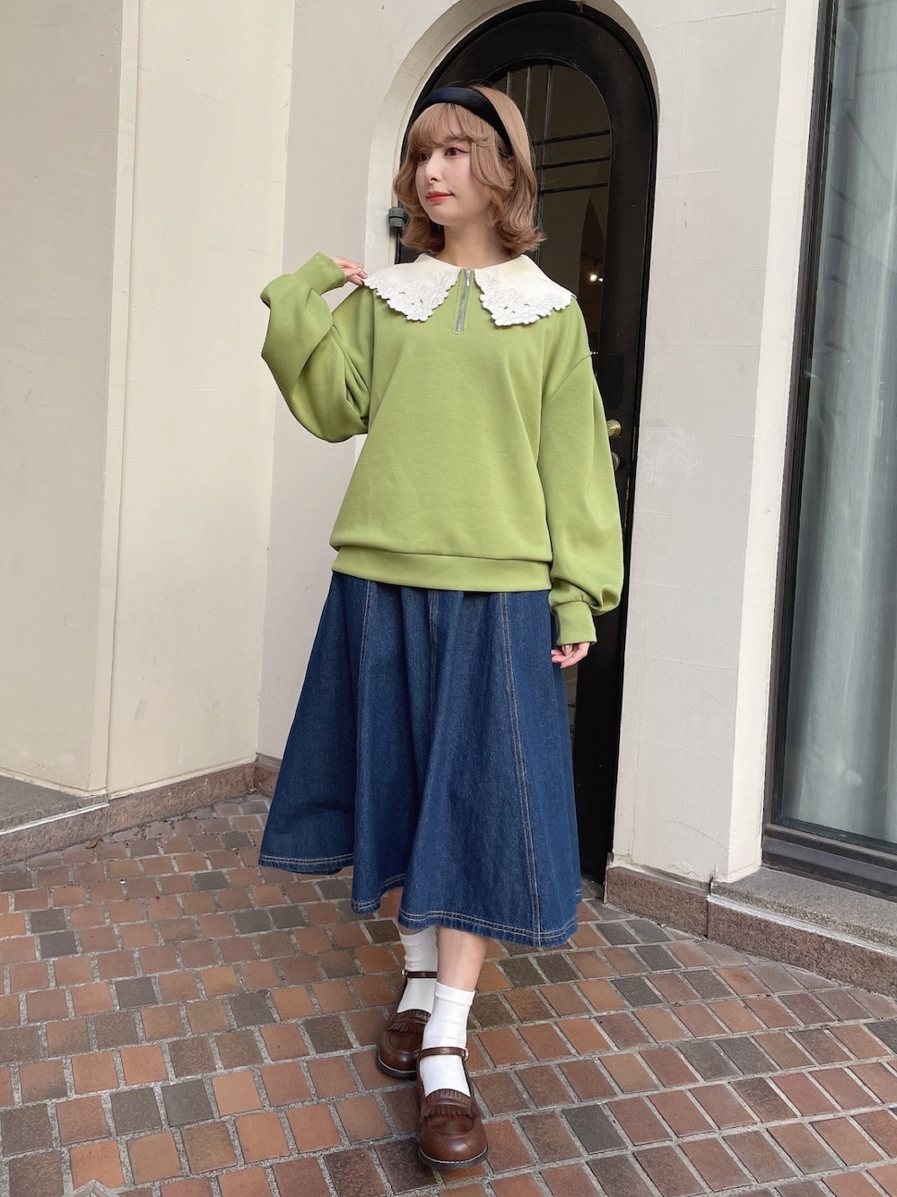 「fint、an another angelus、骨格ウェーブ、イエベ春、低身長、春コーデ、今日のコーデ、スウェット、トレーナー、春カラー、ビッグカラー、刺繍、デニムスカート、デニム、ローファー」｜「F i.n.tのクラシックアソートカチューシャ/F&A（カチューシャ、ブラック系）」を使った、F i.n.tさん（骨格ウェーブ・レディース・153cm）の冬コーディネートの1枚目の写真