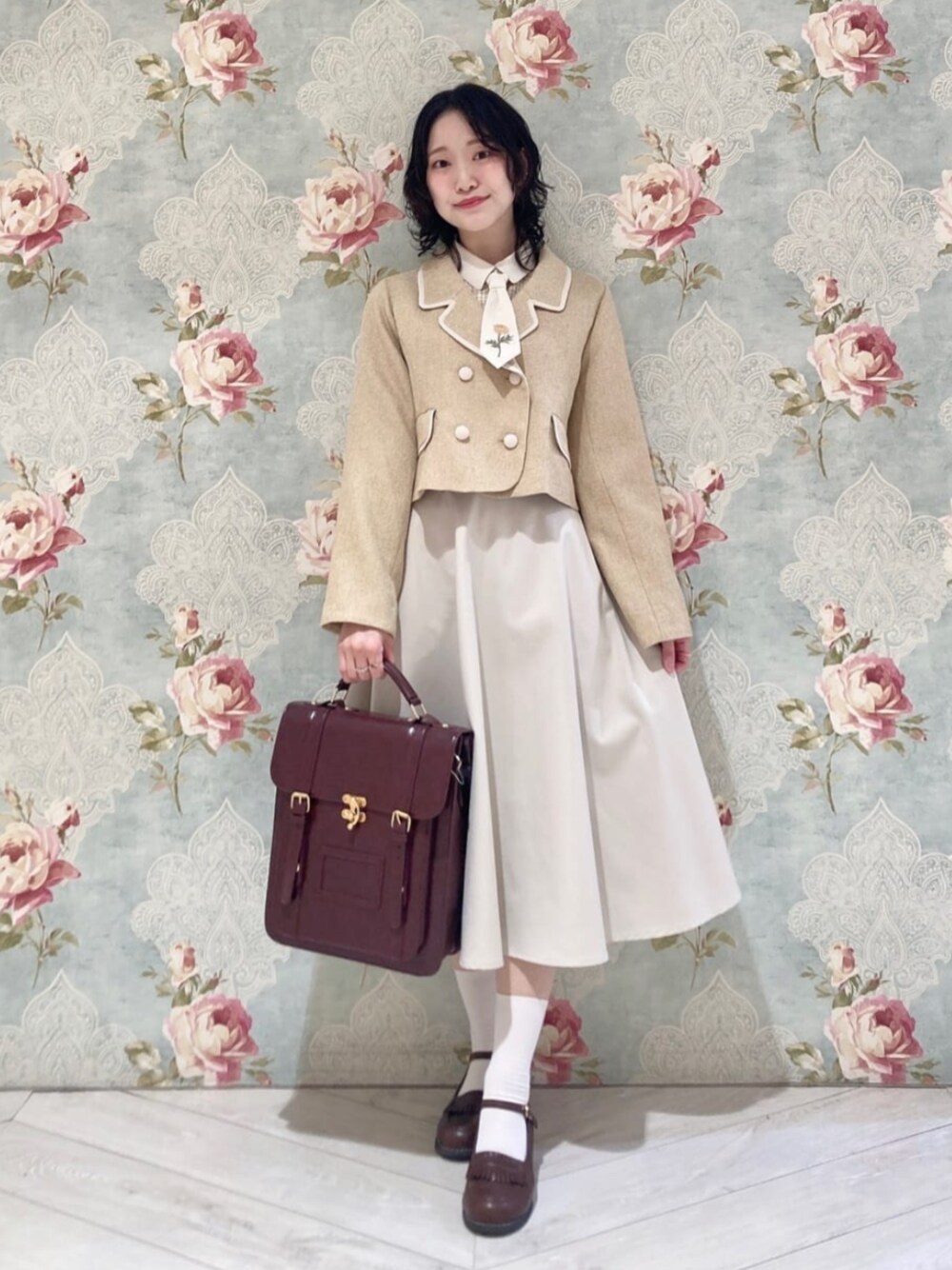 「fint、an another angelus、骨格ストレート、ブルベ夏、低身長、春コーデ、春、レトロ、ガーリー、ツイードジャケット、刺繍、ブラウス、スカート、バックリボン、パンプス」｜「F i.n.tのダブルベルト縦型サッチェルバッグ（ハンドバッグ、ブラウン系）」を使った、F i.n.tさん（骨格ストレート・レディース・154cm）の春コーディネートの1枚目の写真