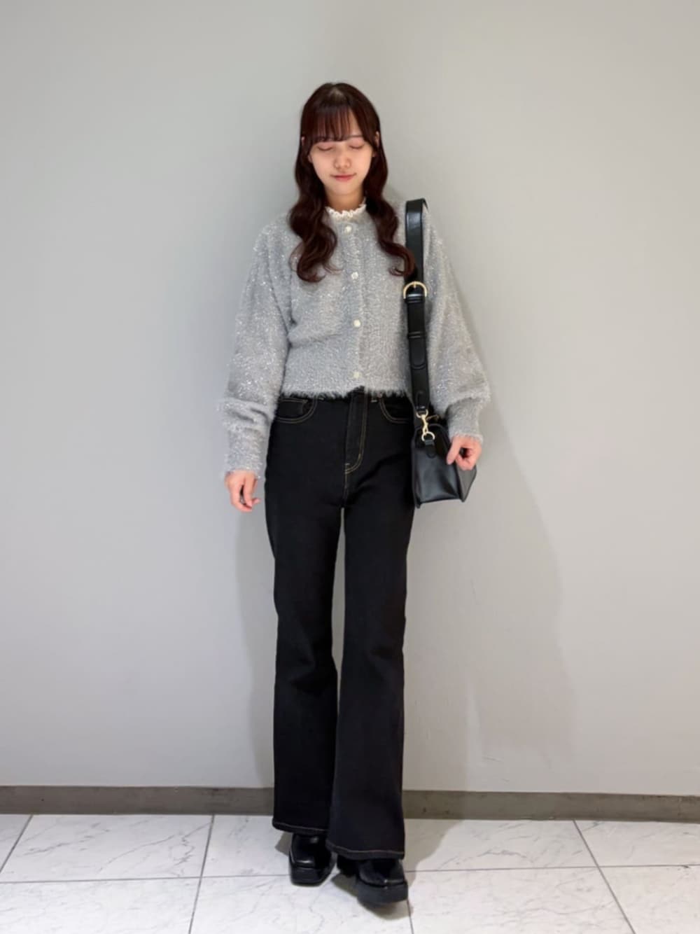 ブラック系のパンプス、ブラック系のハンドバッグ、ホワイト系のTシャツ/カットソーを着用したレディースの秋コーディネートの1枚目の写真