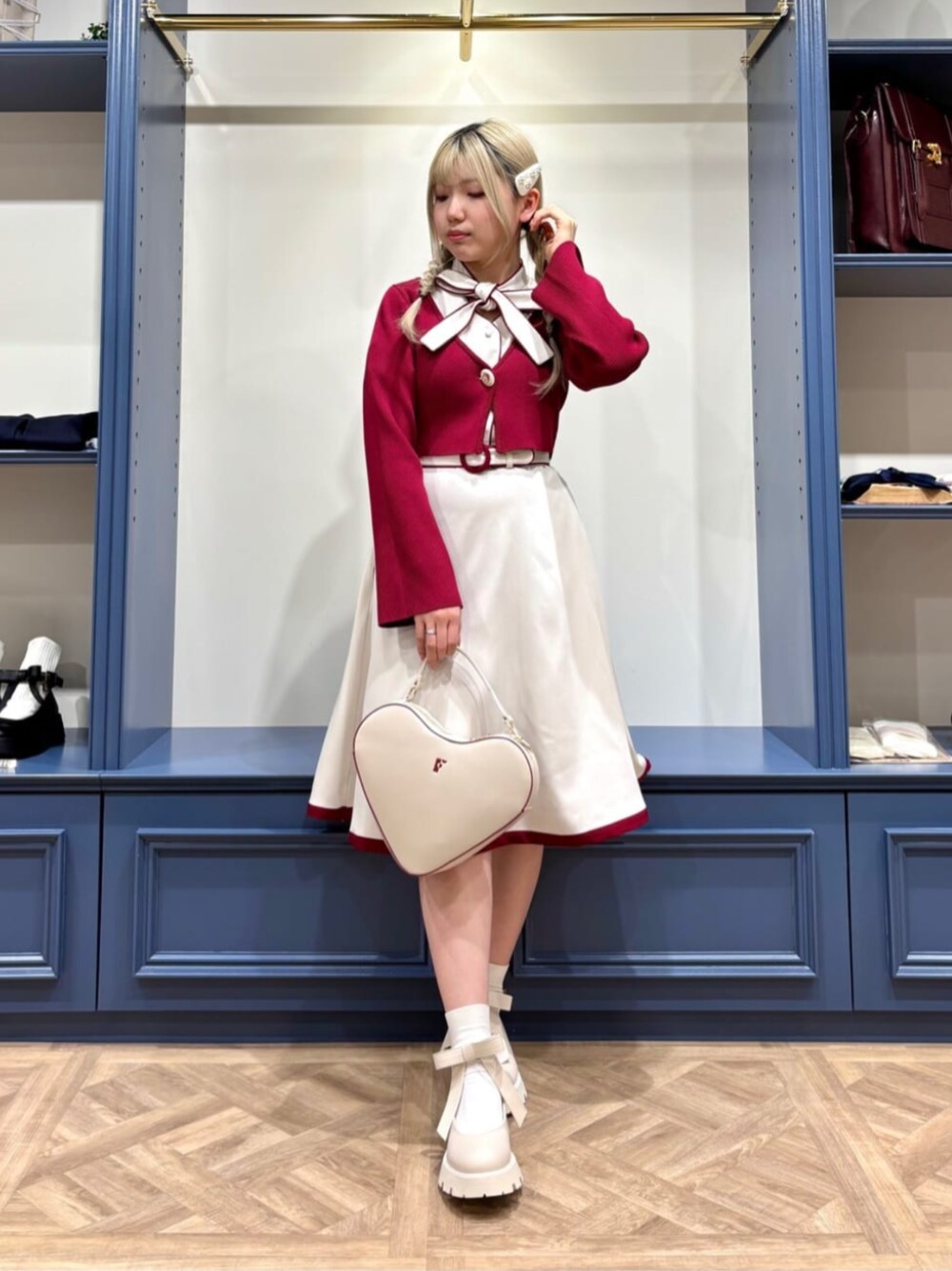 「fint、an another angelus、骨格ストレート、ブルベ夏、春コーデ、春、ガーリー、ワンピーススタイル、ワンピース、リボン、カーディガン、ショート丈、レッド、ハートバッグ、厚底シューズ」｜「F i.n.tのビッグリボン厚底パンプス（パンプス、ホワイト系）」を使った、F i.n.tさん（骨格ストレート・レディース・155cm）の春コーディネートの1枚目の写真