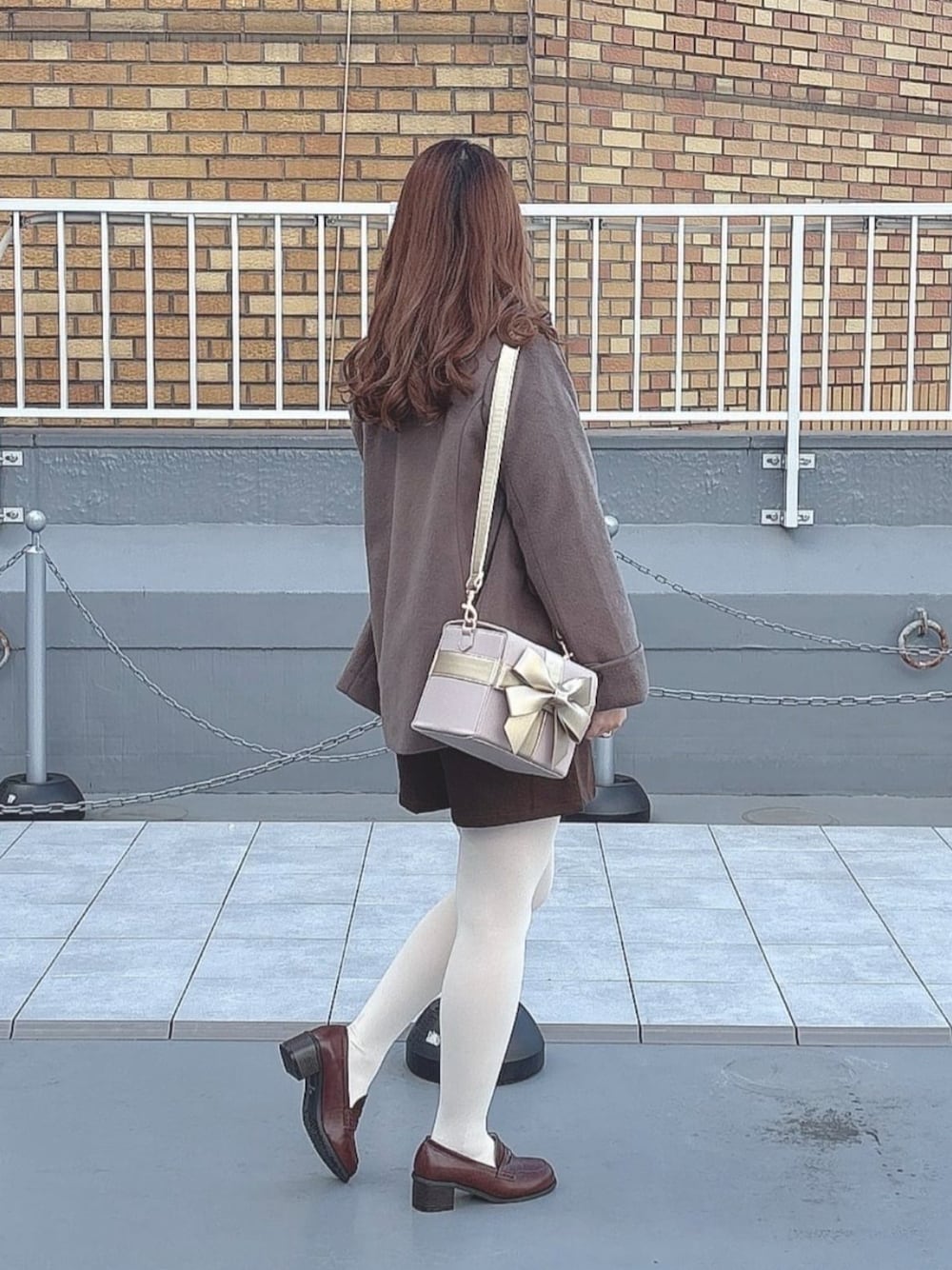 ブラウン系のローファー、ブラウン系のその他パンツ、ブラウン系のピーコートを着用したレディースの秋コーディネートの1枚目の写真