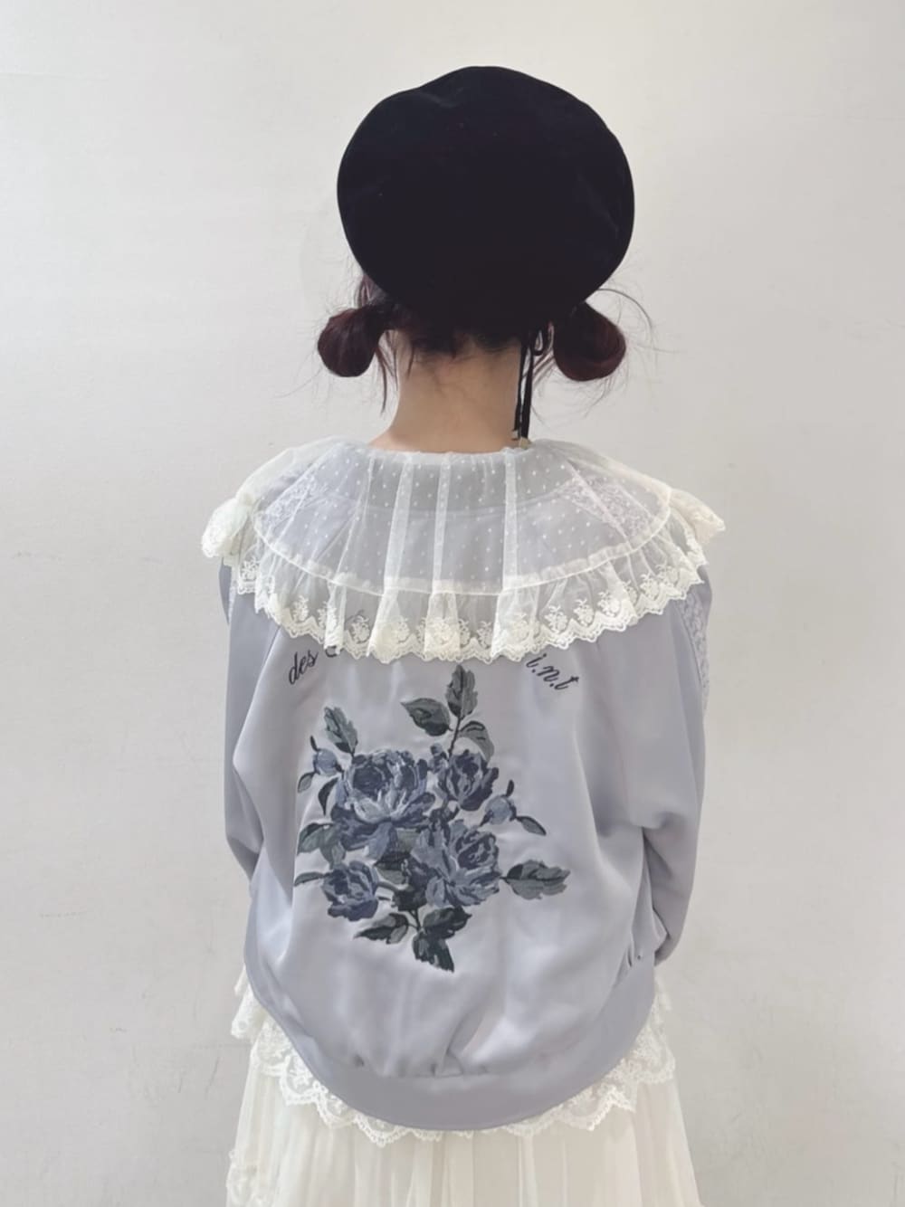 ブラック系のパンプス、ホワイト系のスカート、ホワイト系のシャツ/ブラウスを着用したレディースの秋コーディネートの1枚目の写真