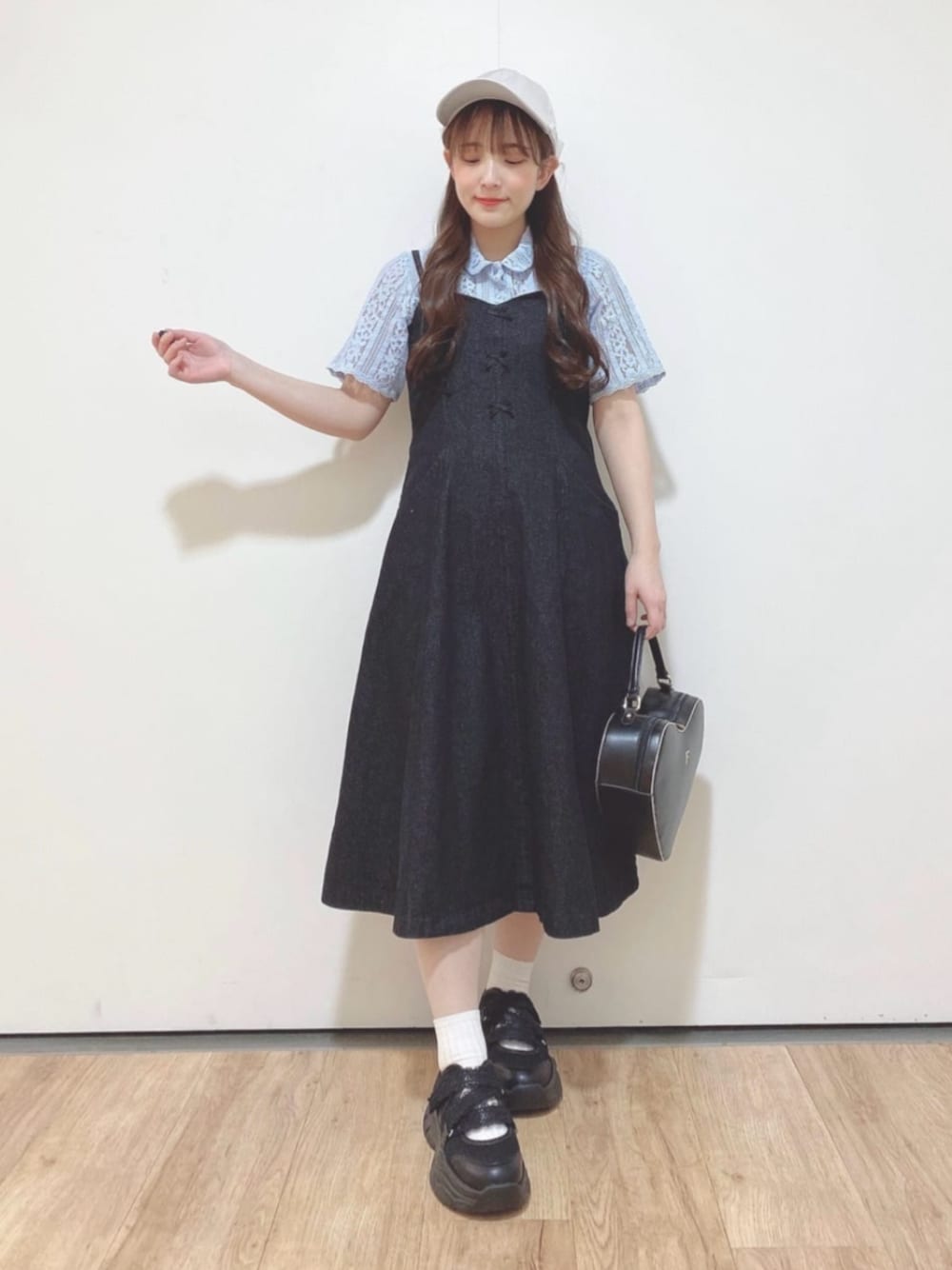 ブルー系のシャツ/ブラウス、ブラック系のスニーカー、ブラック系のハンドバッグを着用したレディースの春コーディネートの1枚目の写真